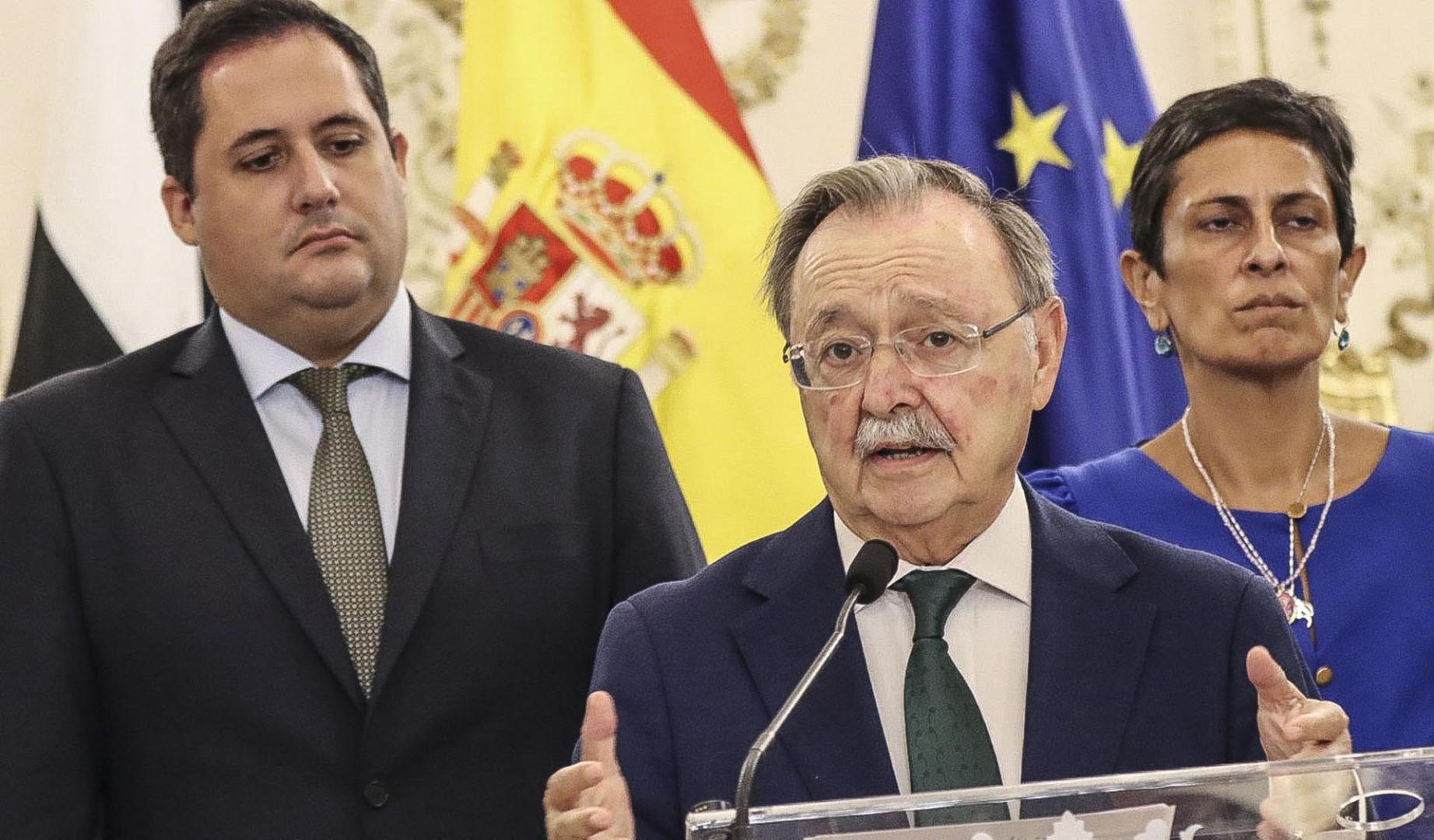 El presidente de la Ciudad Autónoma de Ceuta, Juan Jesús Vivas (c), este lunes, en compañía de varios miembros del ejecutivo local