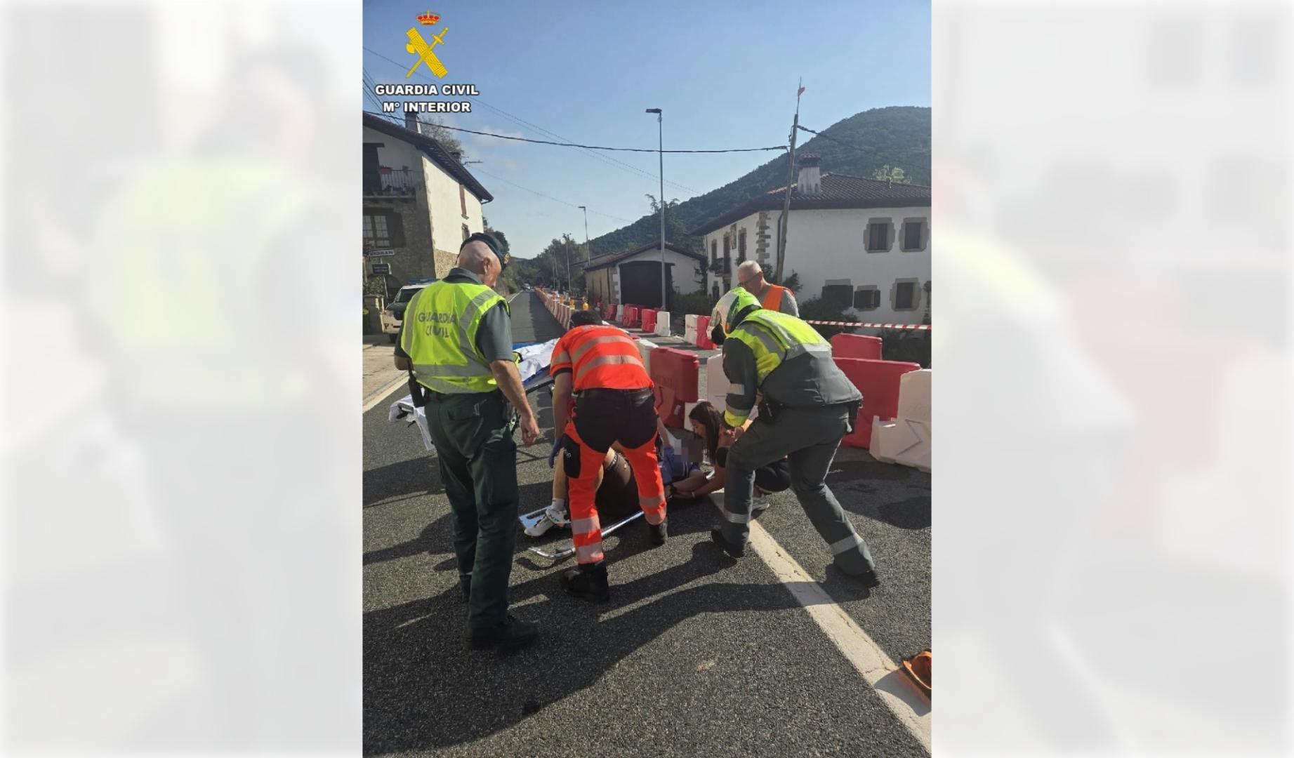 Agentes de la Guardia Civil y efectivos sanitarios, en el lugar del suceso