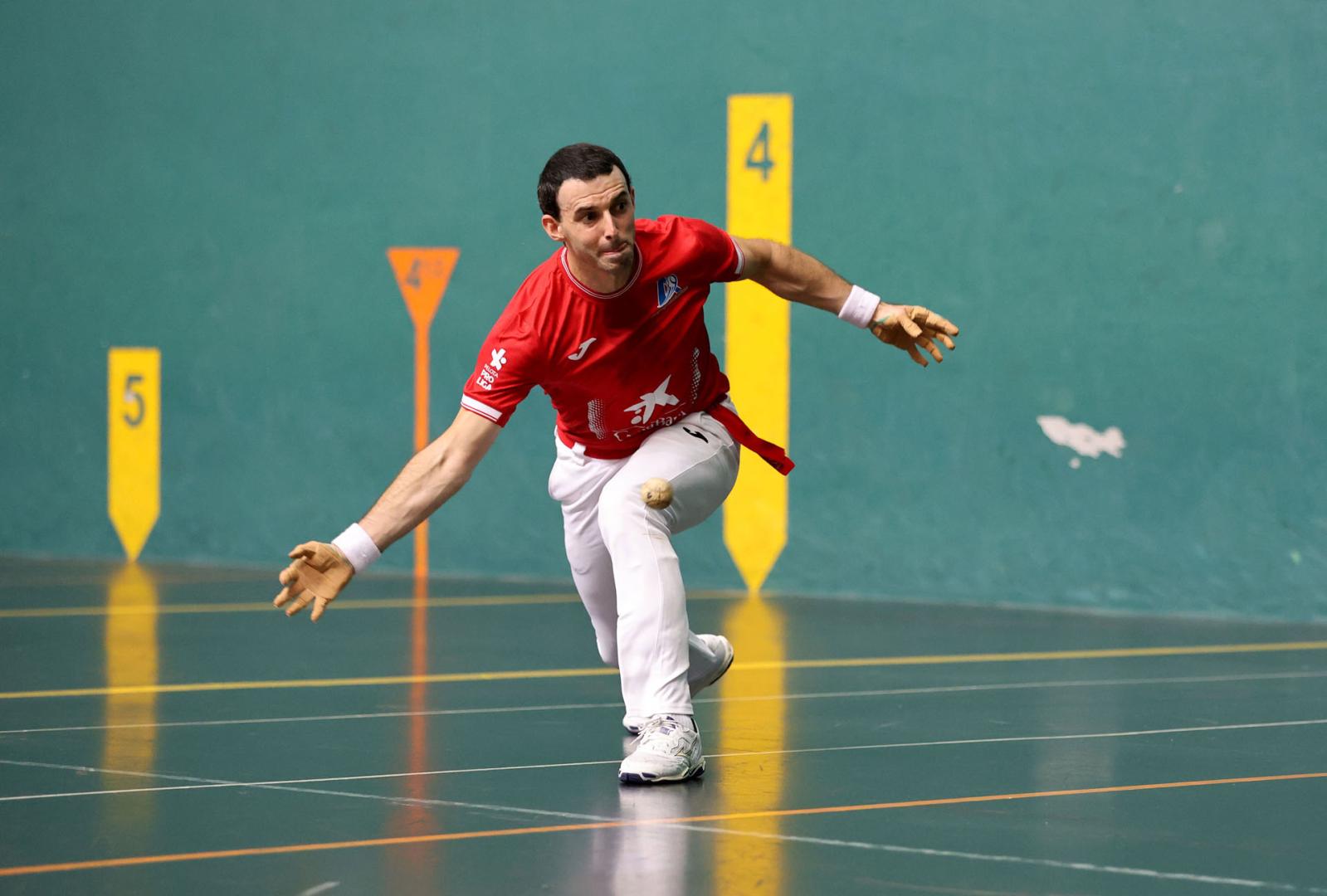 Jokin Altuna durante el partido de pelota en Estella