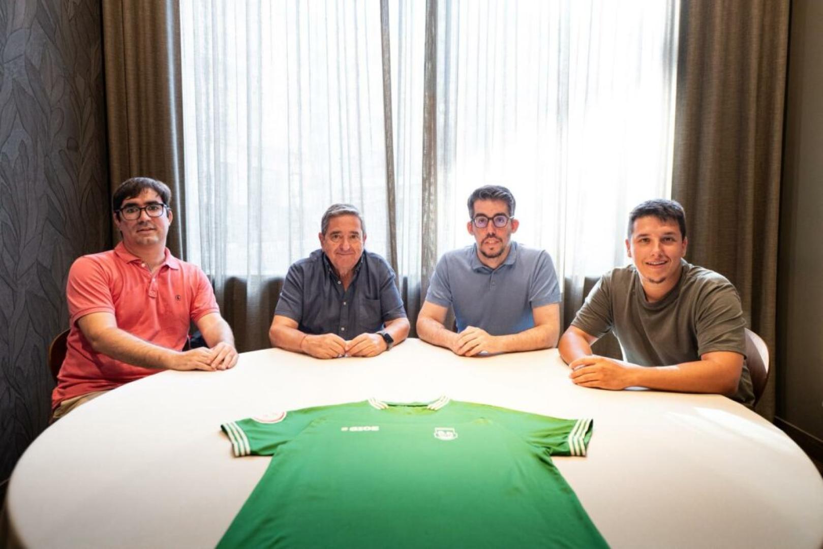 Miguel Ángel Maeztu, Esteban Iturbe, Asier Cotelo y Aaron Ortiz posan con la camiseta verde