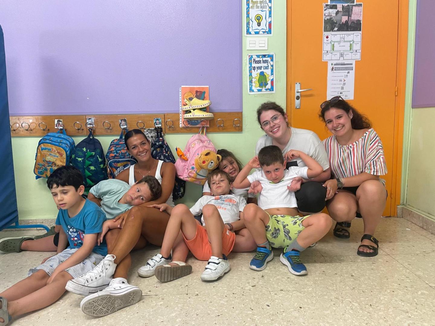 Alumnos, profesionales y voluntarios, en la Escuela de Verano de la Asociación Navarra de Autismo (ANA), esta semana.