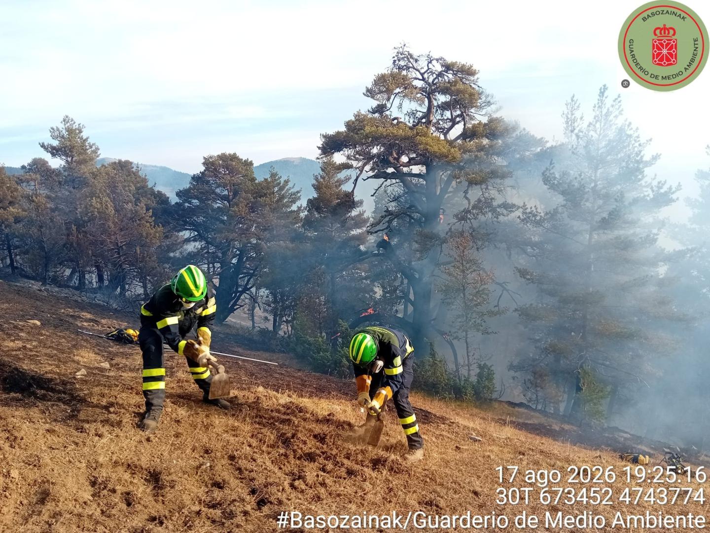 Dos efectivos trabajan en las tareas de extinción del incendio de Urzainqui