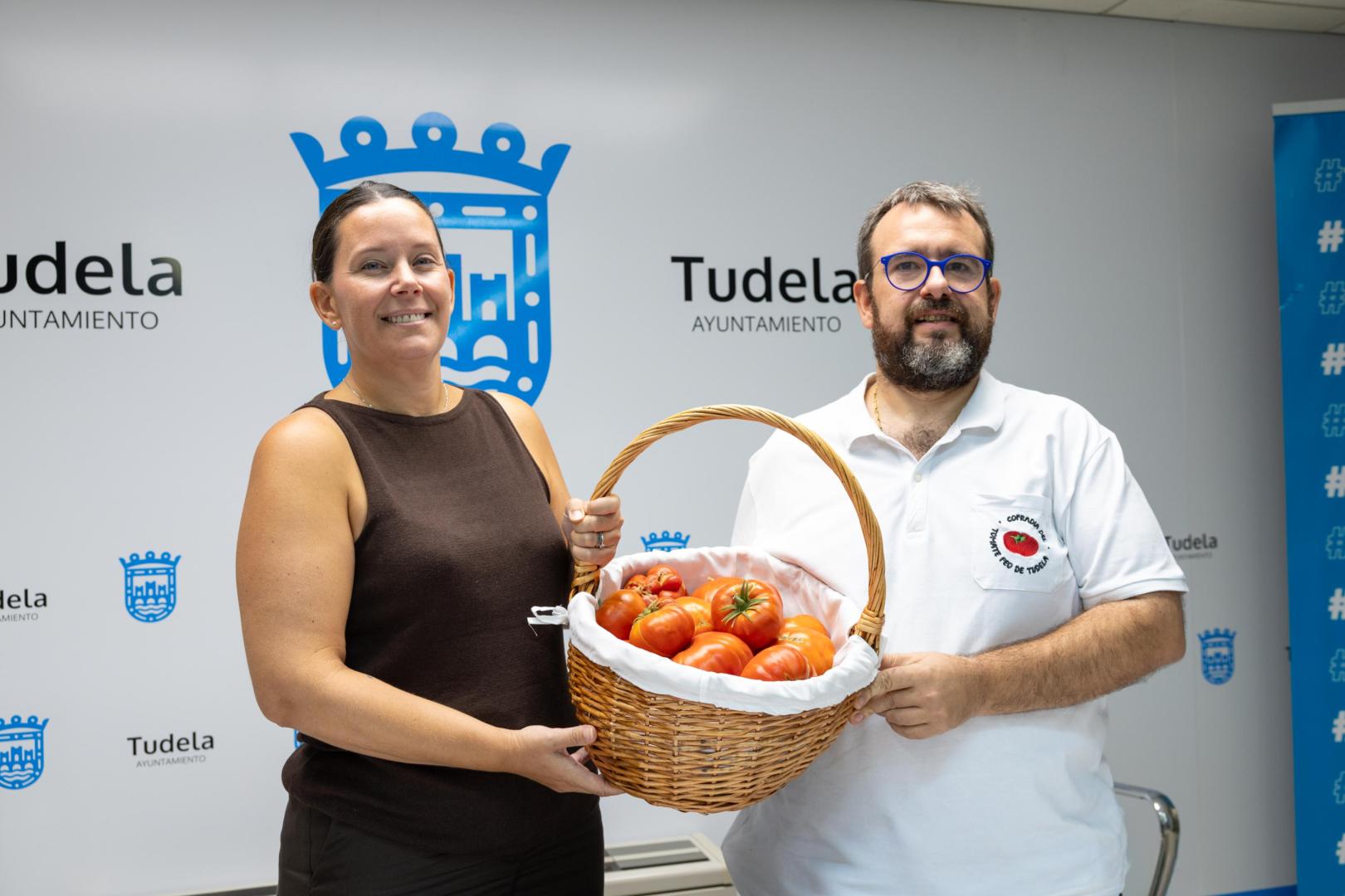 La concejala Irune García y el cocinero y responsable de la Cofradía del Tomate Feo de Tudela Luis Salcedo