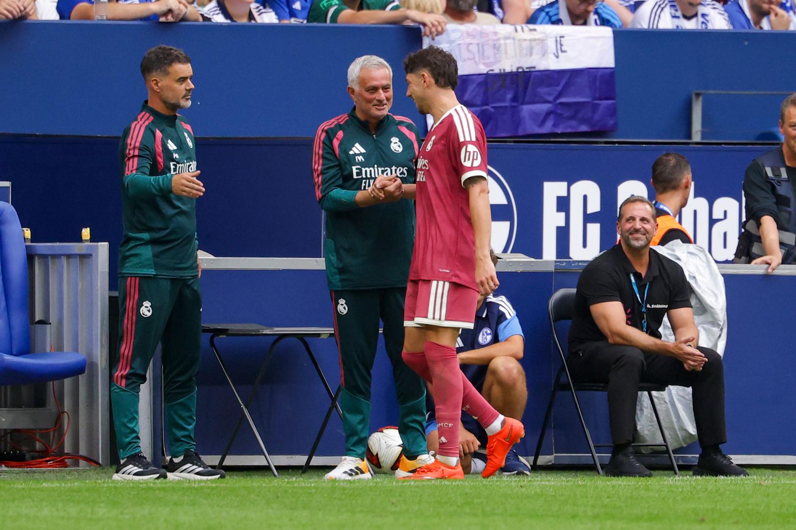 Mourinho junto a Valverde en un partido amistoso