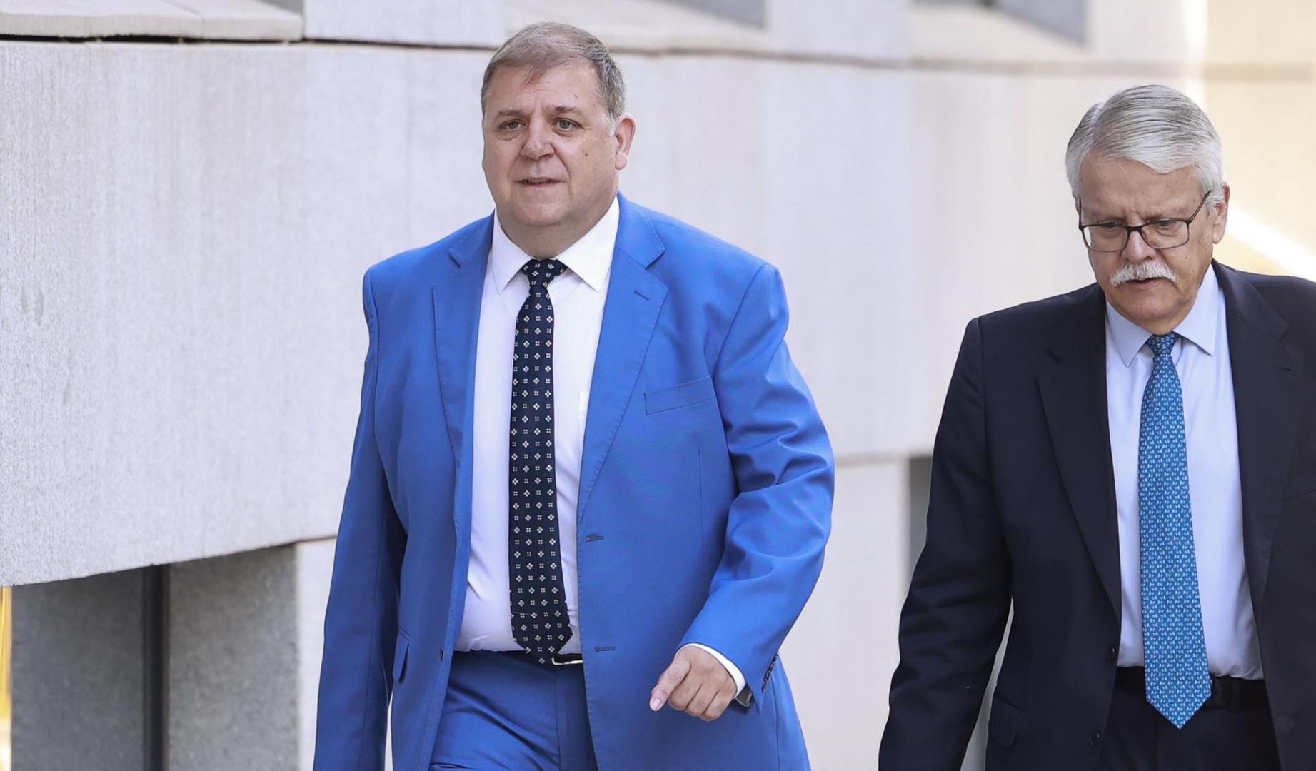 Juan Manuel Serrano (i), exjefe de gabinete de Pedro Sánchez en el PSOE y expresidente de Correos, a su llegada a la Audiencia Nacional