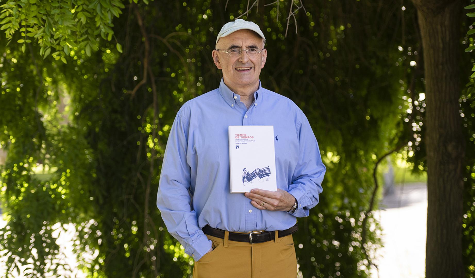 Josetxo Beriain, con el libro del que es autor, en el campus de la UPNA