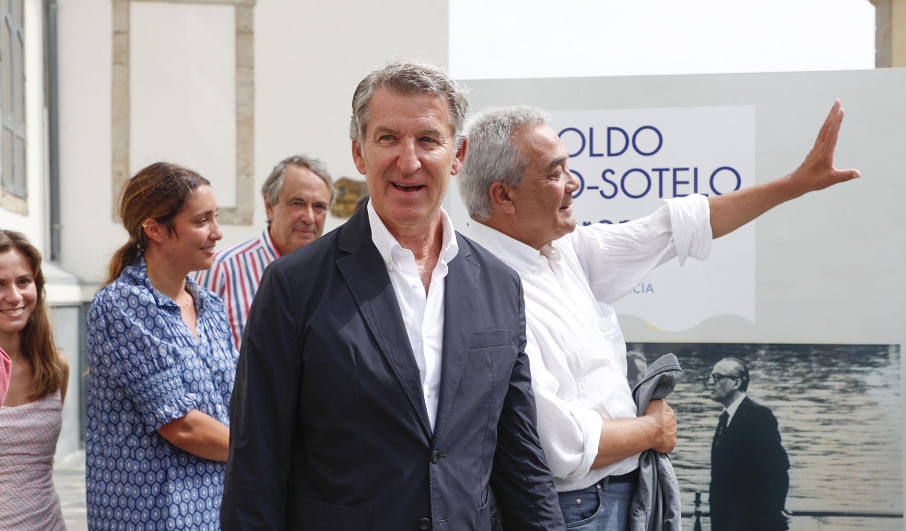 El líder del PP, Alberto Núñez Feijóo, visita la exposición fotográfica dedicada a Leopoldo Calvo-Sotelo con motivo del centenario de su nacimiento en Ribadeo, este martes
