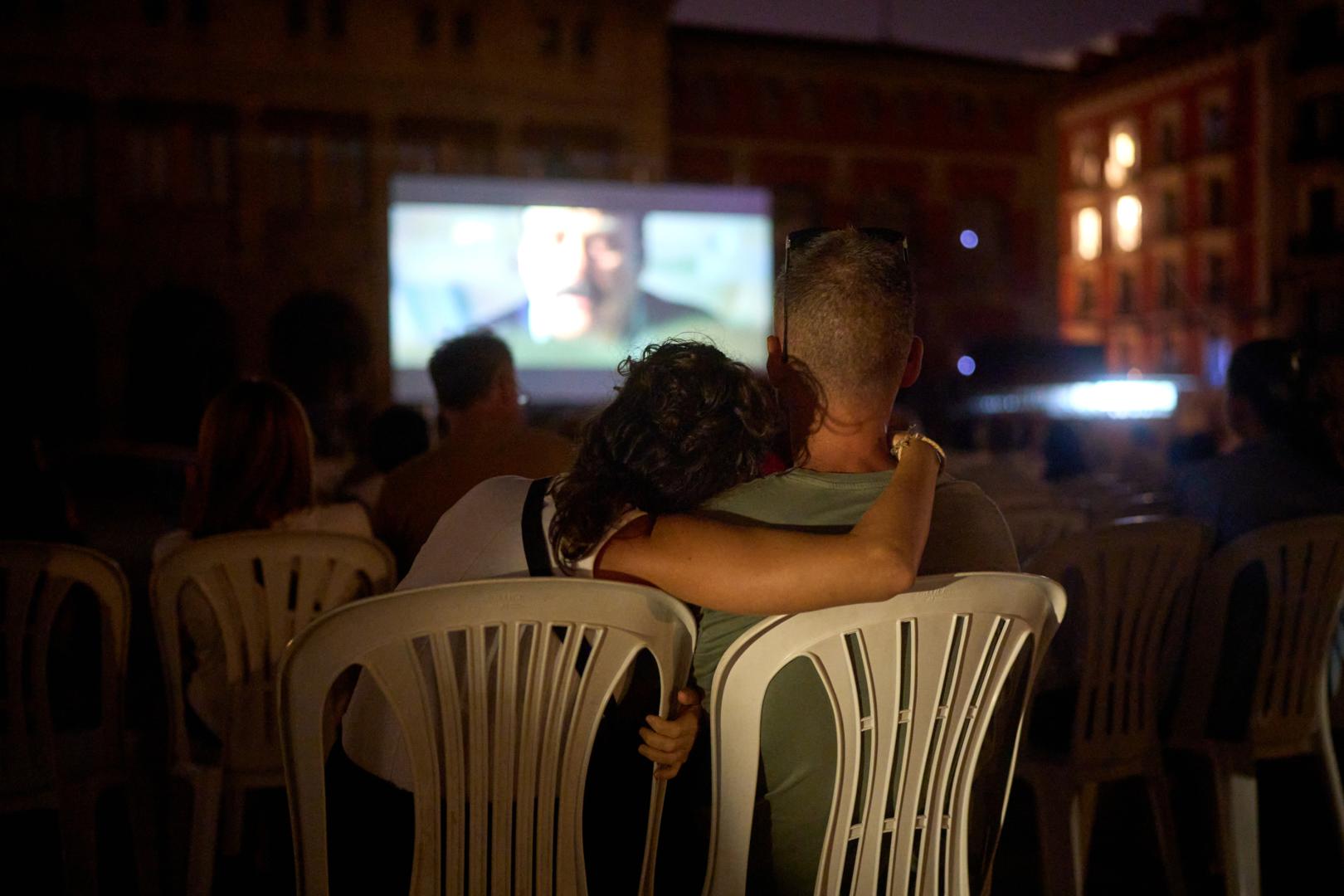 Una pareja disfruta de la película ‘Marco’ en el cine de verano de este lunes en la plaza San Francisco.