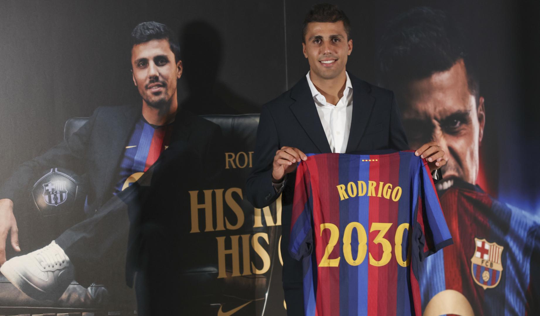 Rodri posa para los medios de comunicación como nuevo jugador azulgrana
