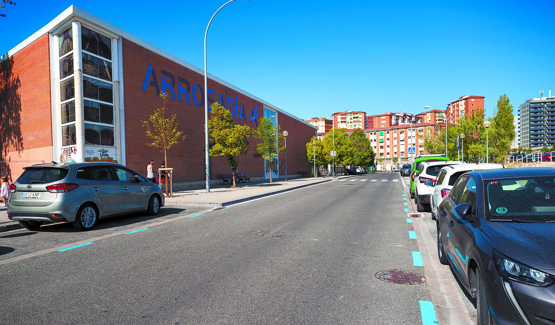 Nuevo aparcamiento en batería en la calle Sebastián de Albero, con las plazas prepintadas de la zona azul