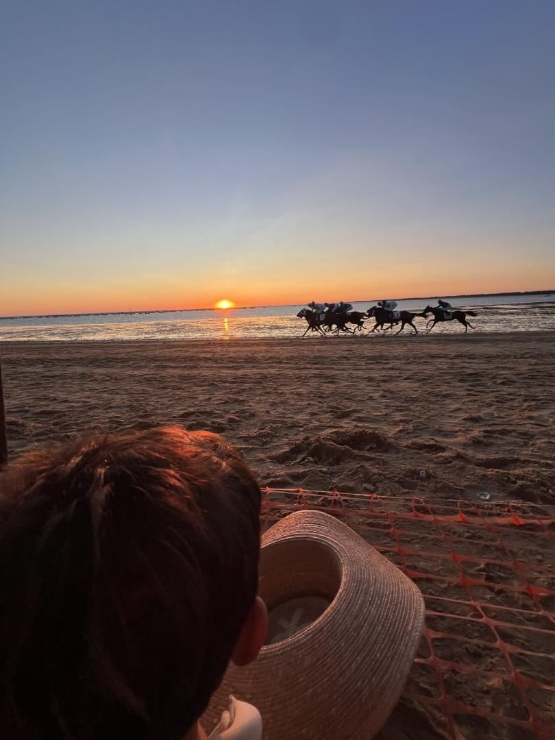 Martín, hijo mayor de Joseba Eceolaza, contemplando las carreras de caballos en la playa