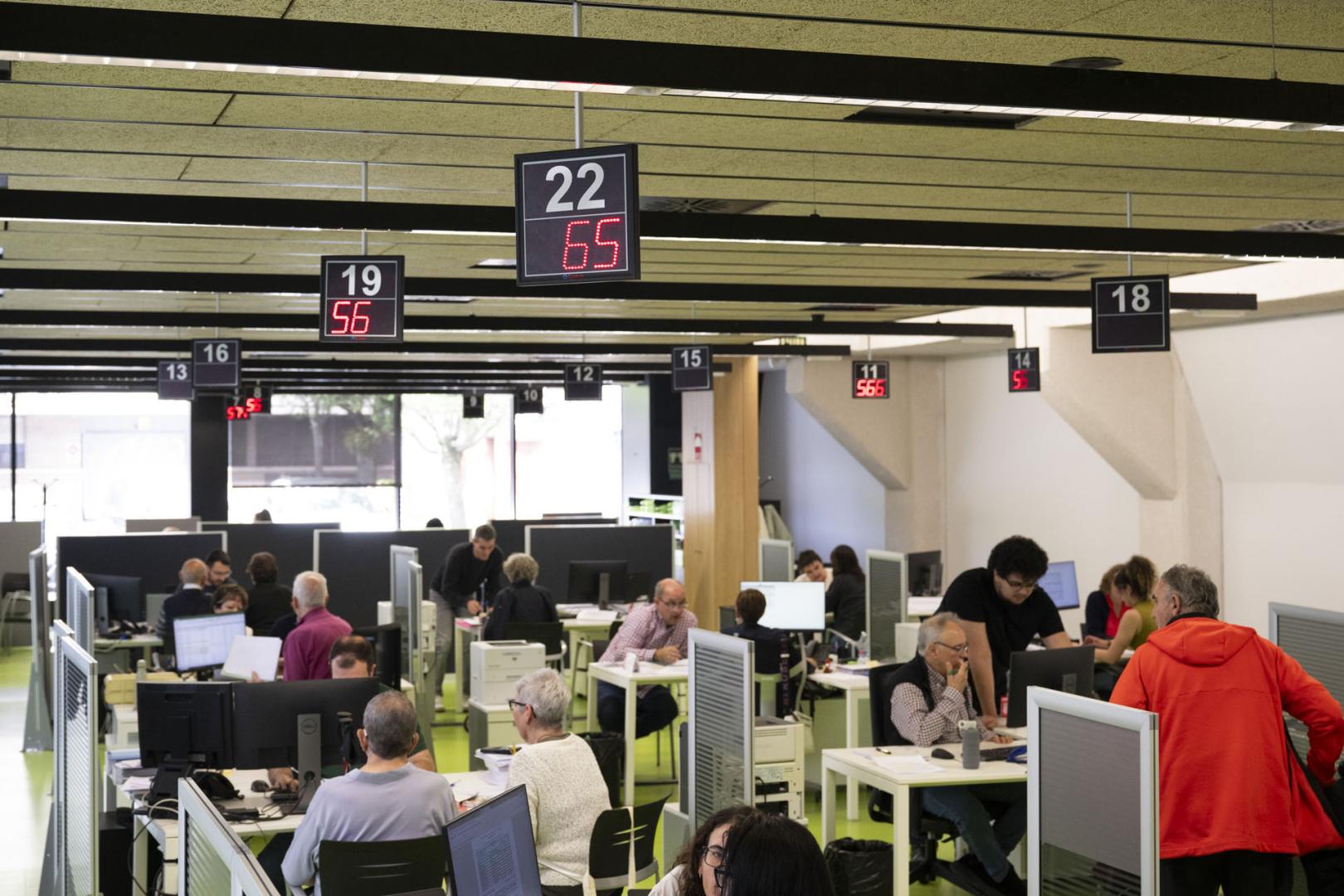Oficina de la Hacienda Foral de Navarra en la calle Esquíroz de Pamplona