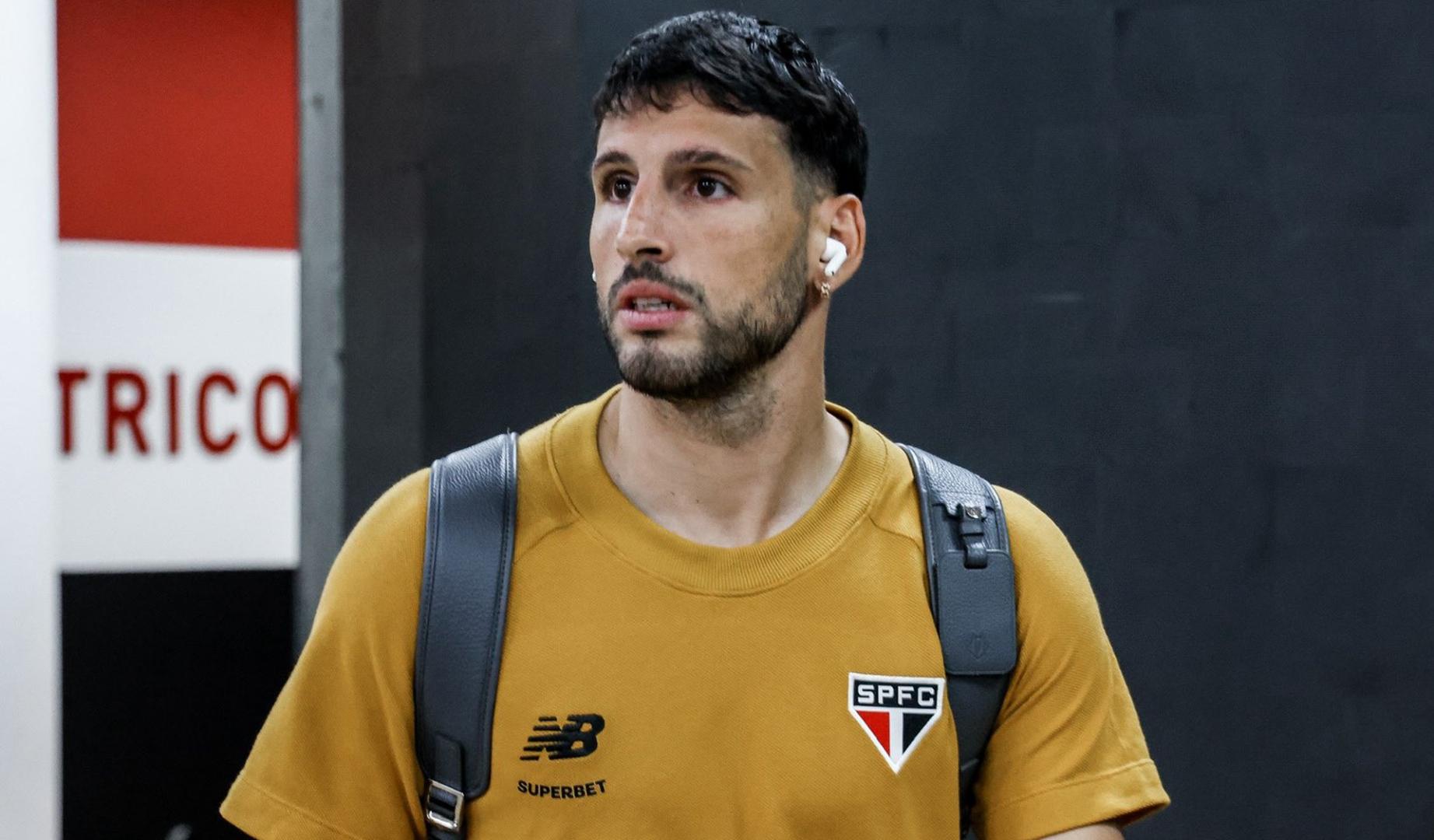 Jonathan Calleri a su llegada al estadio antes de medirse a Boca Juniors