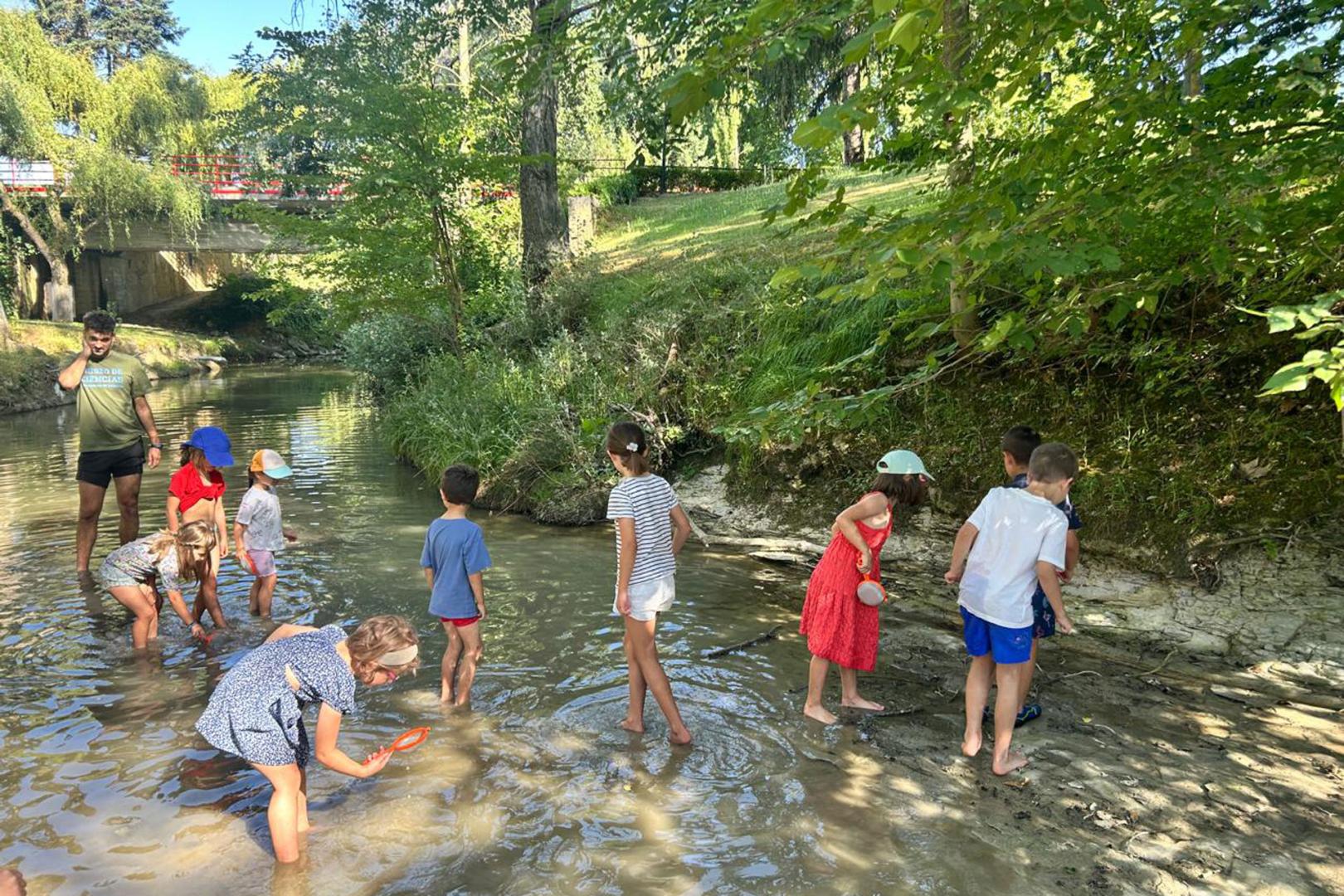 Niños y niñas en el río Sadar durante una de las actividades del programa enfocado en la naturaleza
