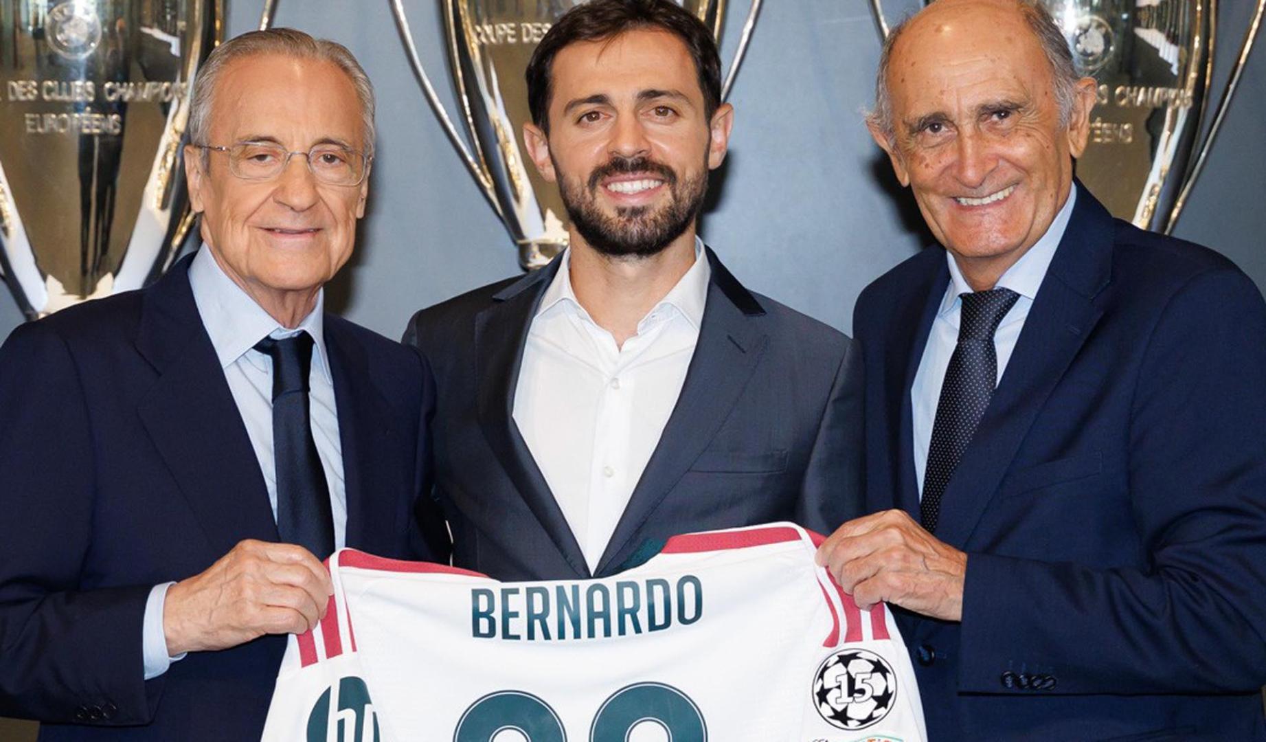 Bernardo Silva posa junto a a Florentino Pérez, presidente del Real Madrid, y Pirri, presidente de honor del club blanco
