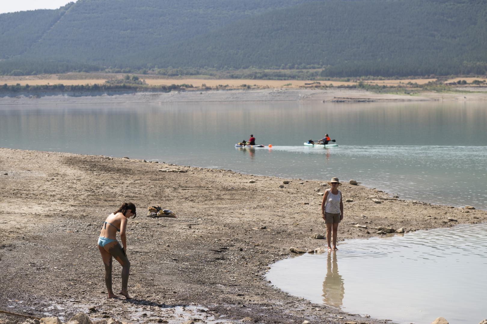 *A: Irati Aizpurua San Román *F: 19-08-26 *T: Fotos para apertura sobre embalses, de carácter lúdico y del nivel del agua. *L: Embalse de Yesa