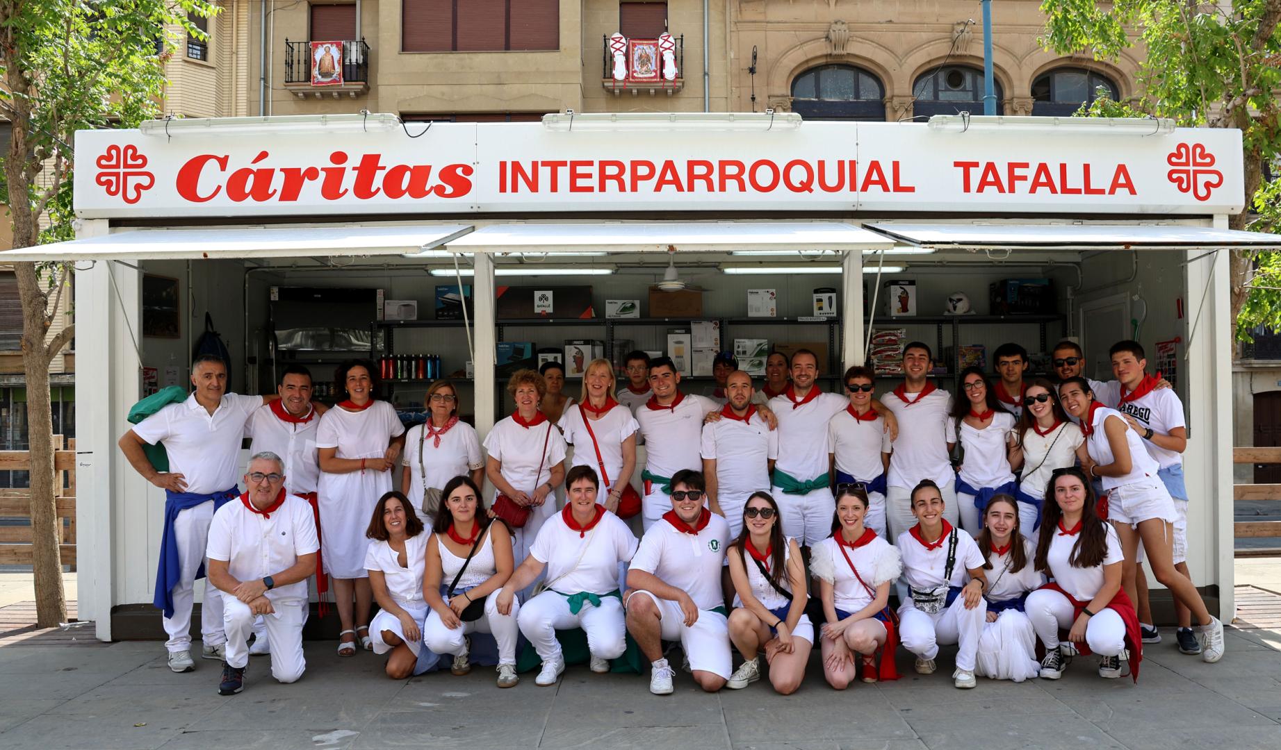 Gran parte de los voluntarios y voluntarias de Cáritas que atienden la tómbola durante las fiestas