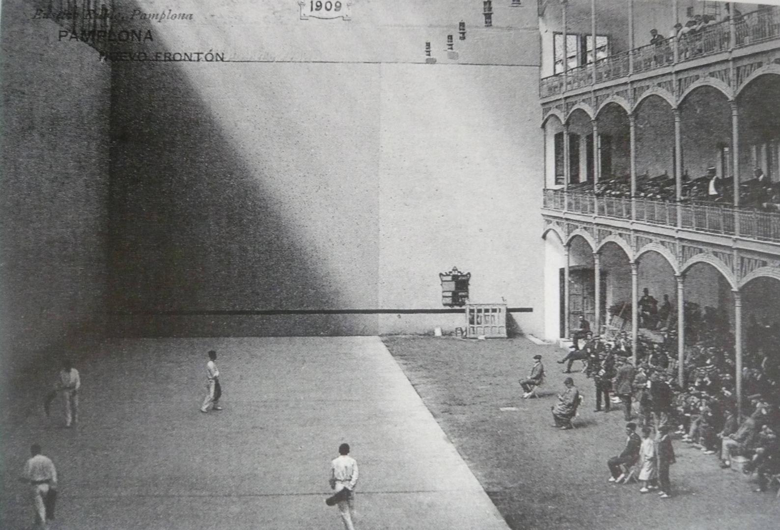 Las películas se proyectaban desde el primer piso del graderío y las sillas ocupaban la cancha donde estaban los pelotaris en los partidos.