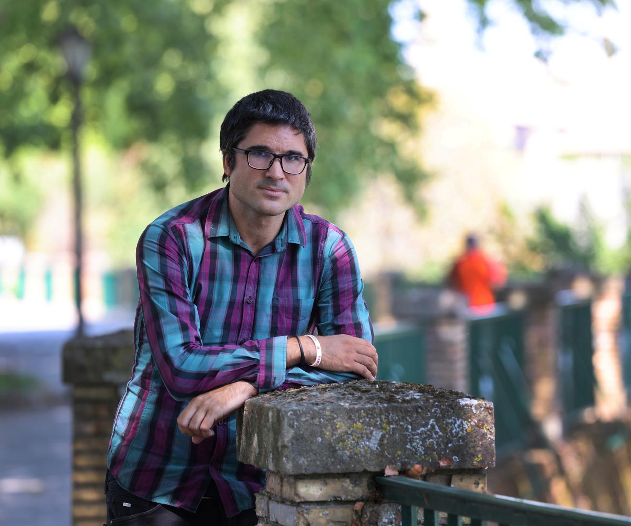 El debutante escritor Asier Pitillas, fotografiado en la Media Luna de Pamplona.