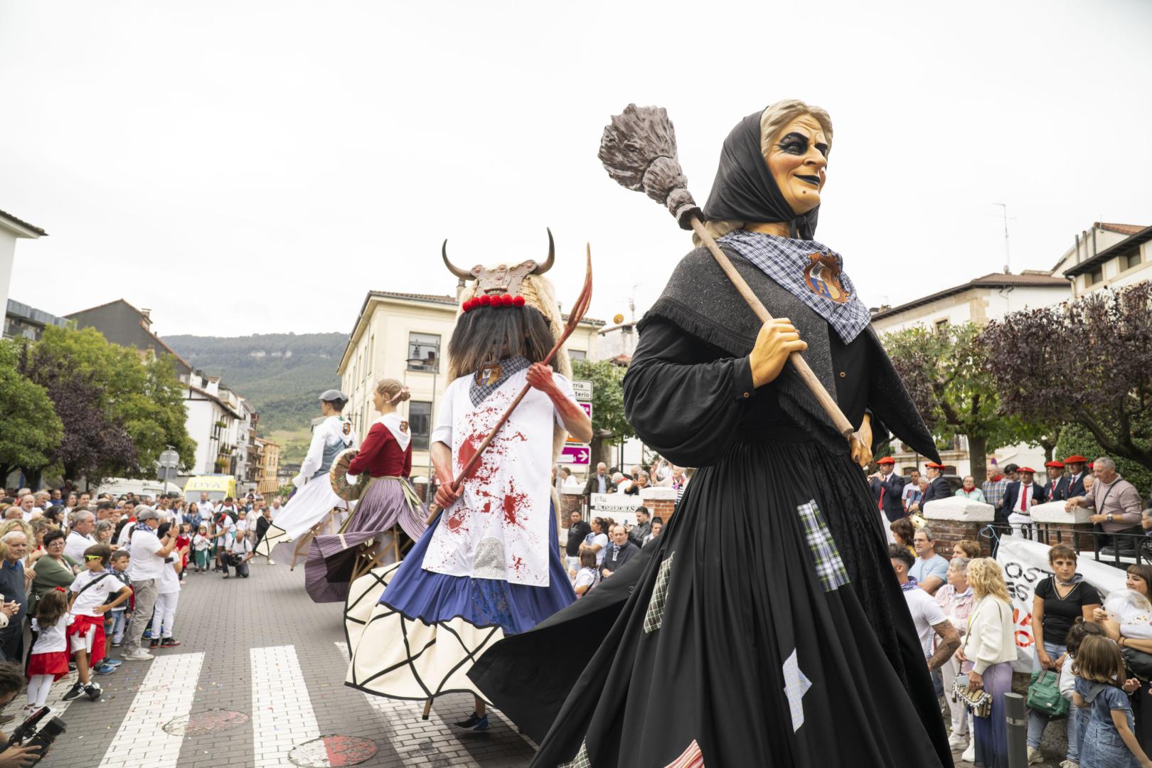 Los gigantes de Alsasua, en la jornada inaugural de fiestas del año pasado.