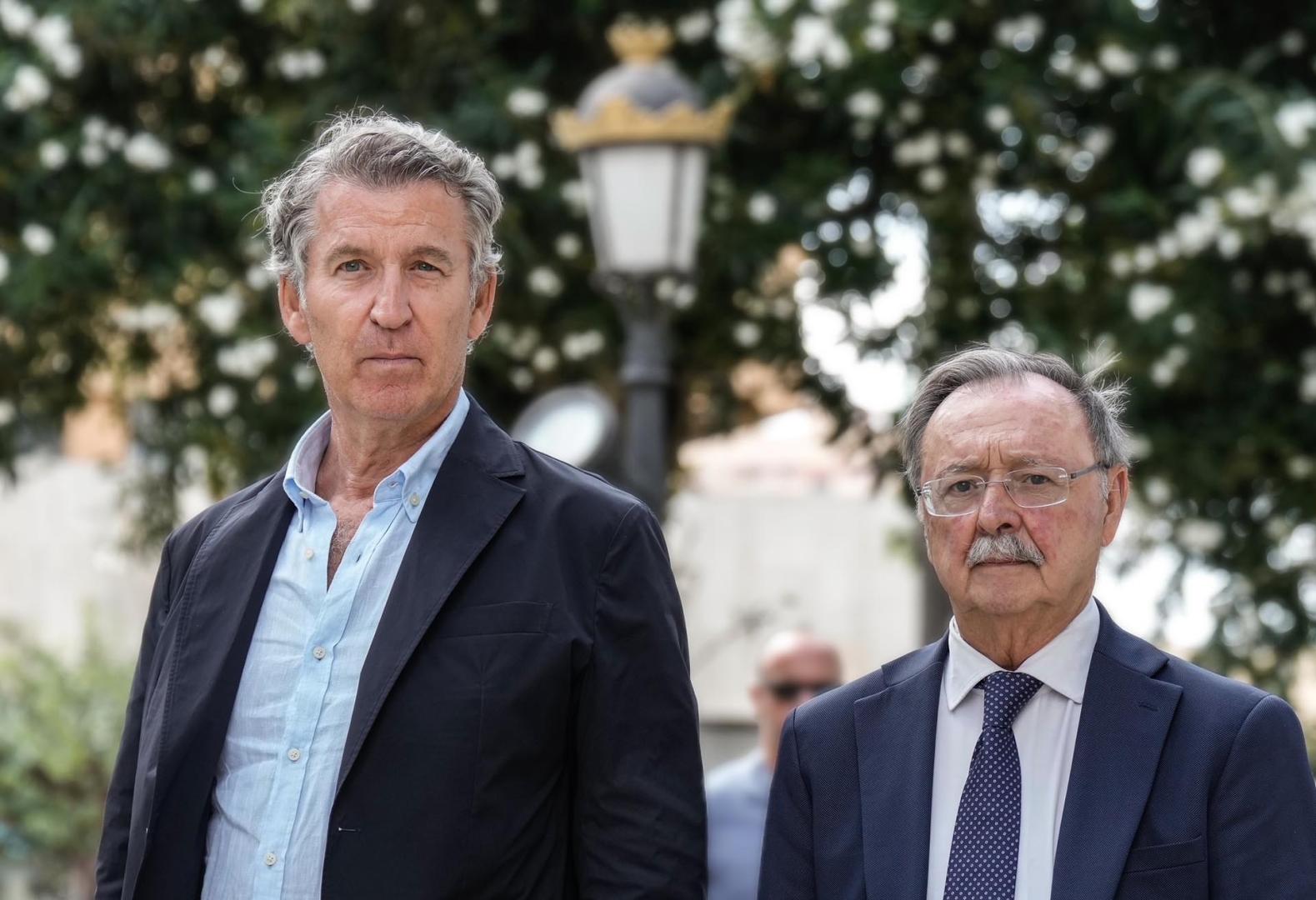 El presidente del PP, Alberto Núñez Feijoó, junto al presidente de la Ciudad Autónoma de Ceuta, Juan Jesús Vivas, durante su encuentro este 19 de agosto en el Palacio Autonómico de Ceuta
