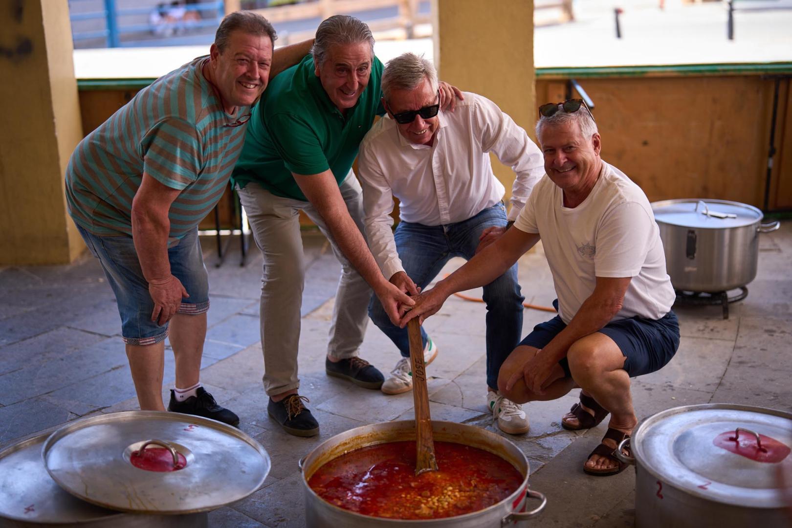 José Osa Torres, Jesús Mari Gurpegui, Ramón Santesteban y Enrique Ruiz, con una de las cazuelas.