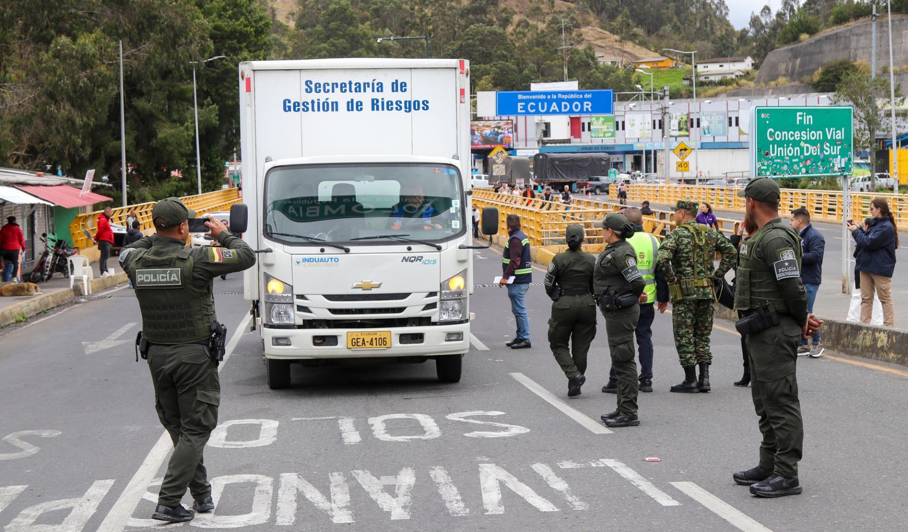 Integrantes de la Policía de Colombia custodian el paso de camiones con doce toneladas de ayuda humanitaria a Colombia