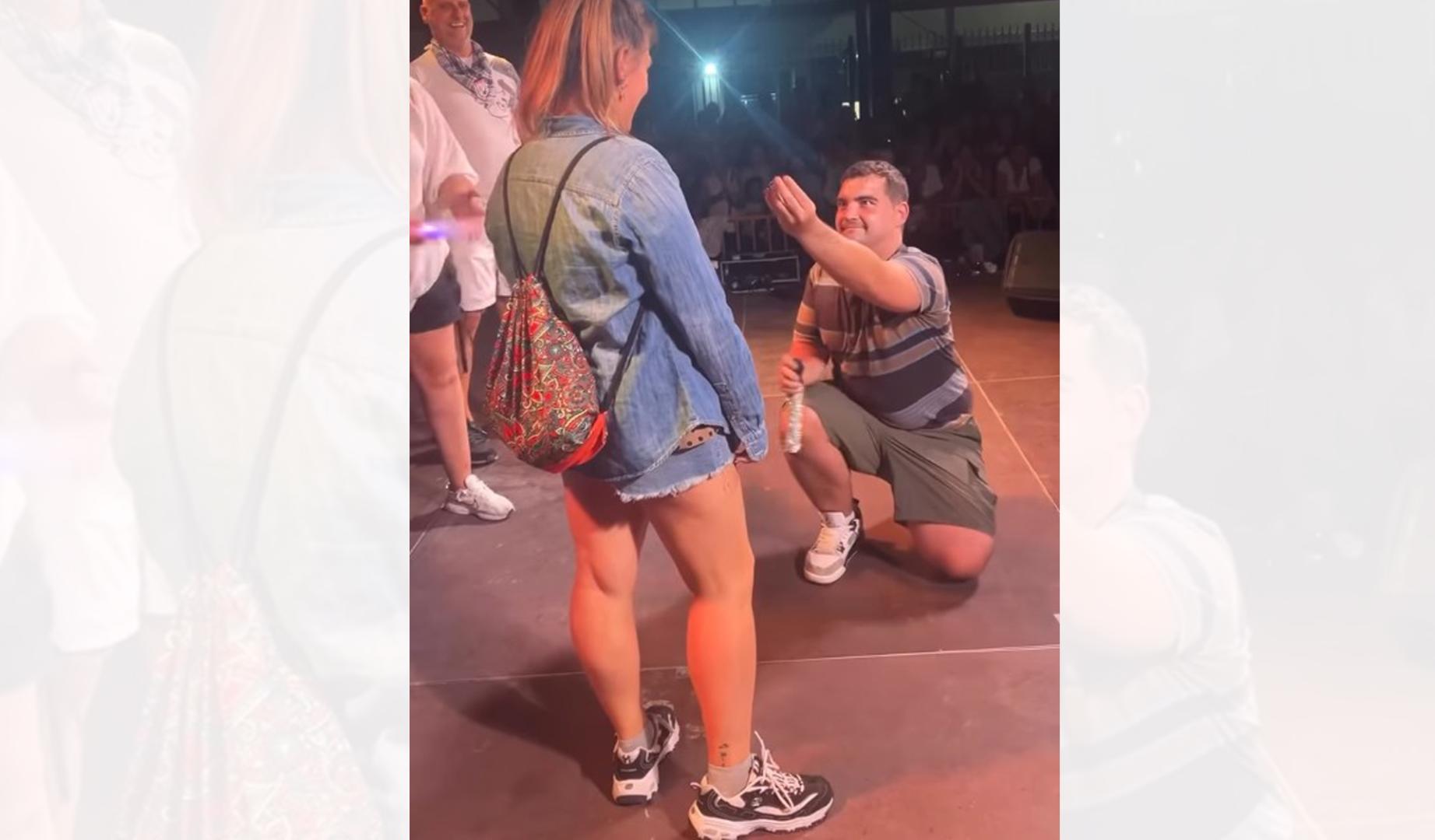 Sorpresa en el concierto de Leticia Sabater en Burlada: sube al escenario para pedir matrimonio a su pareja