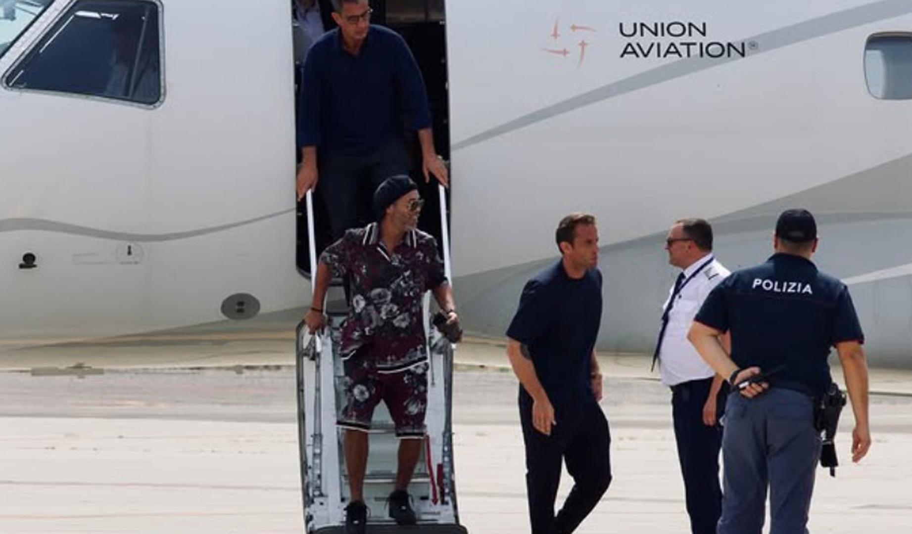 Ronaldinho aterriza en Italia para su presentación como nuevo jugador del Ravenna