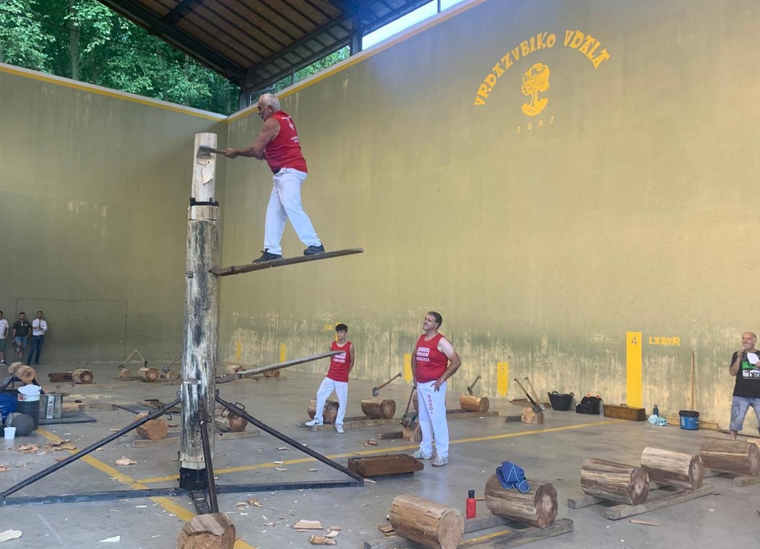 Exhibición con la aizkora a cargo de los hermanos Larretxea en una edición pasada.