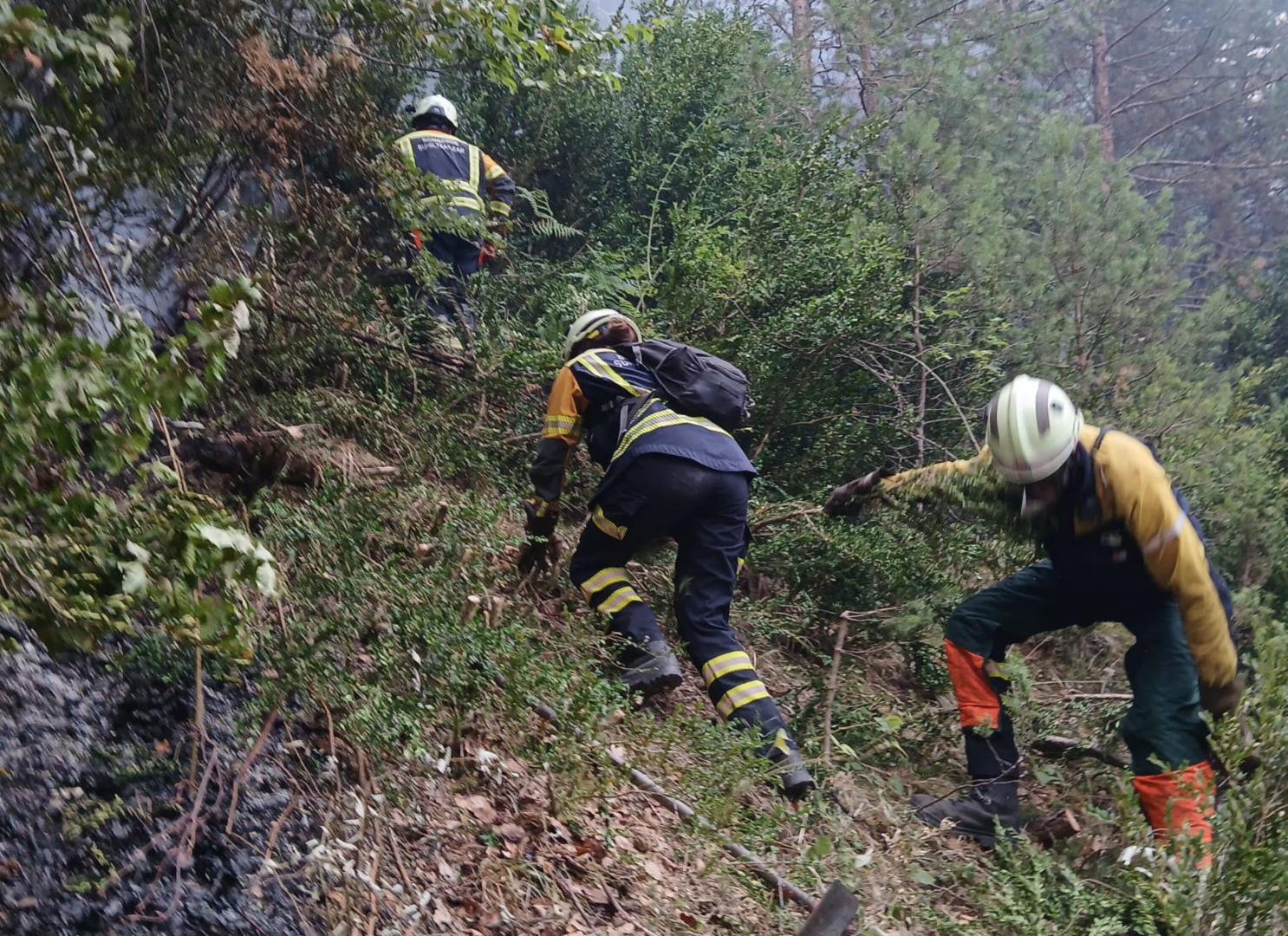 Tres efectivos del despliegue terrestre en las pendientes de la peña Gazpar