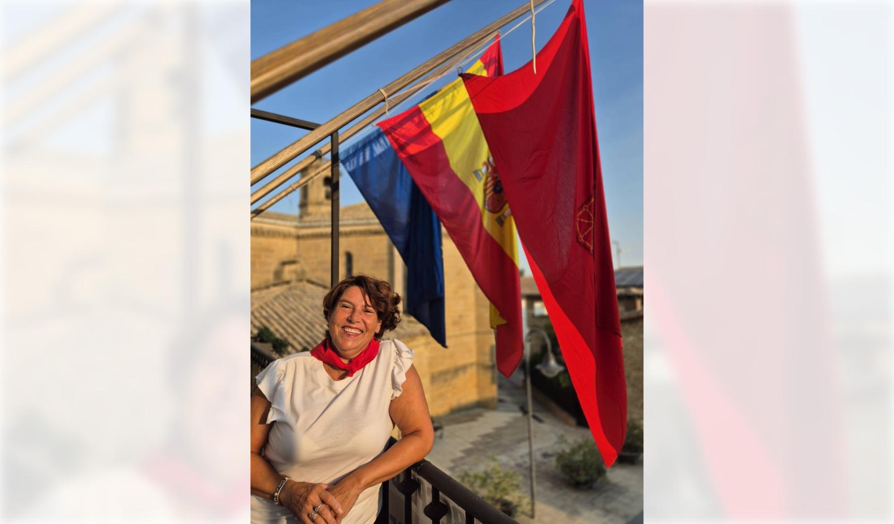 Silvia Arrastia en el balcón de la casa consistorial de Barásoain