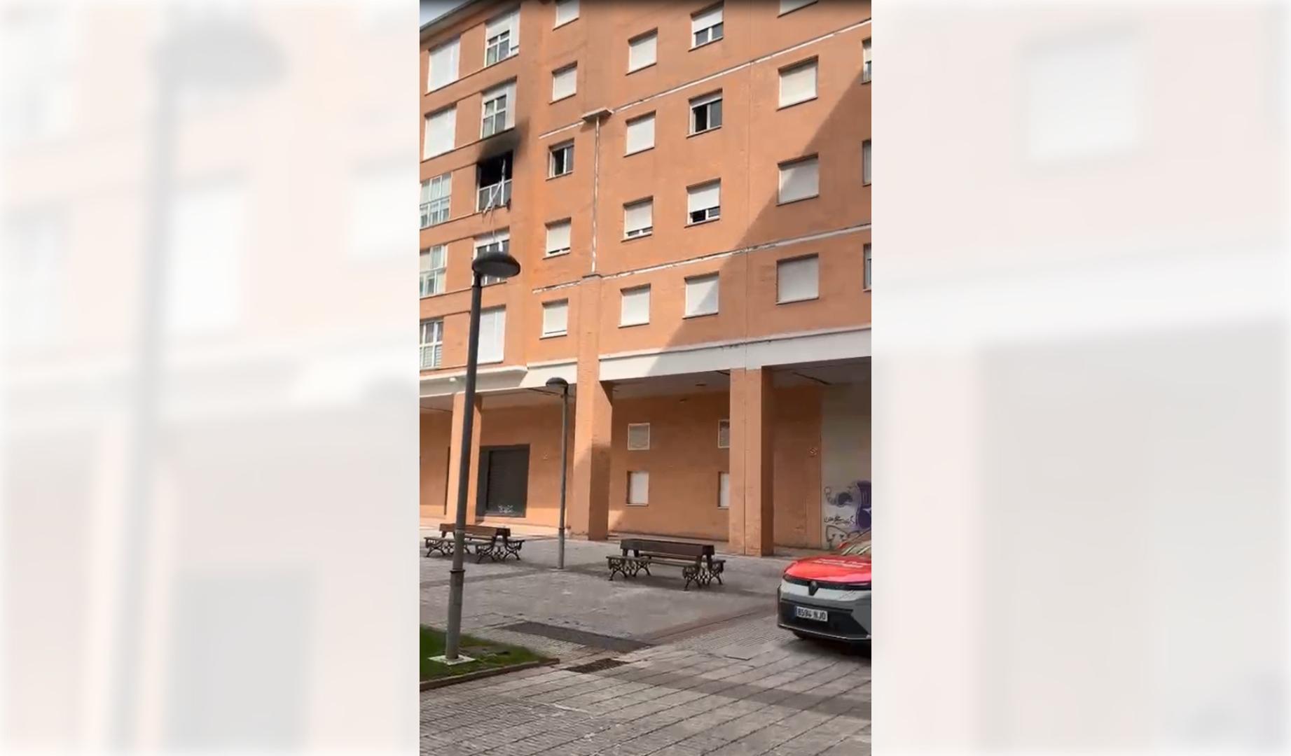 Vídeo del incendio de una vivienda en la plaza Rubén Beloki de Burlada