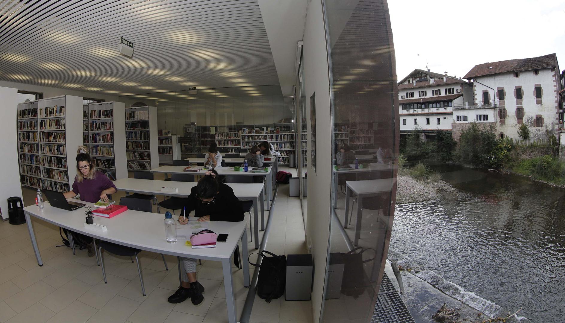 En una imagen de archivo, un grupo de estudiantes prepara sus exámenes en la biblioteca de Baztan.