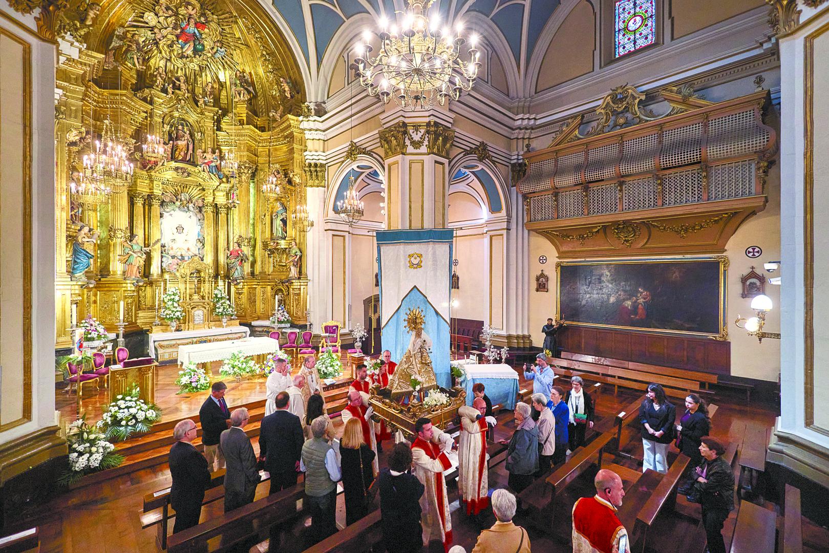 Todos los años, la imagen de la Virgen del Camino sale en procesión desde su capilla, la quinta semana de Pascua