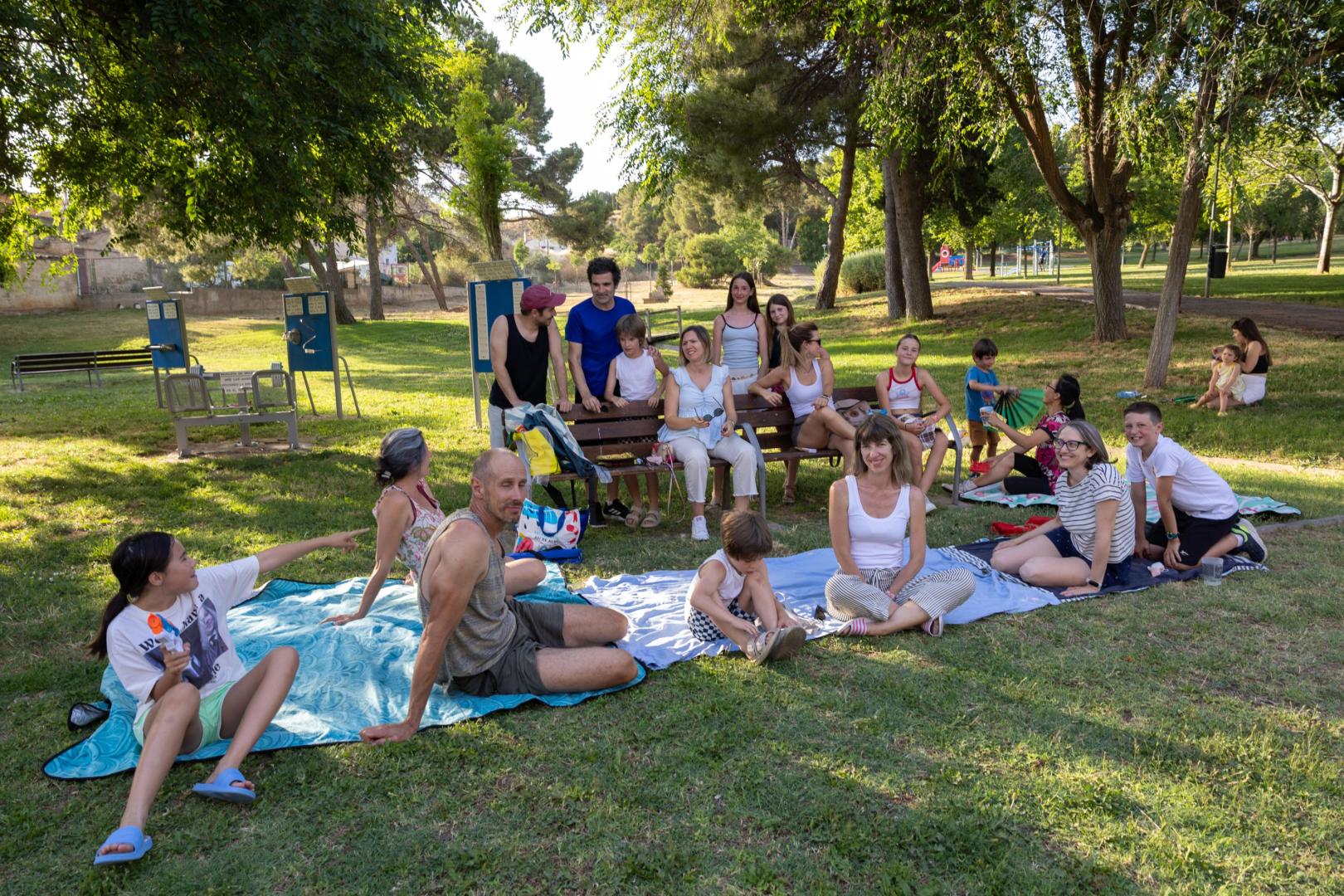 Familias de vecinos disfrutan de una jornada organizada por Reconecta Tudela en el parque Padre Baztán a finales de junio