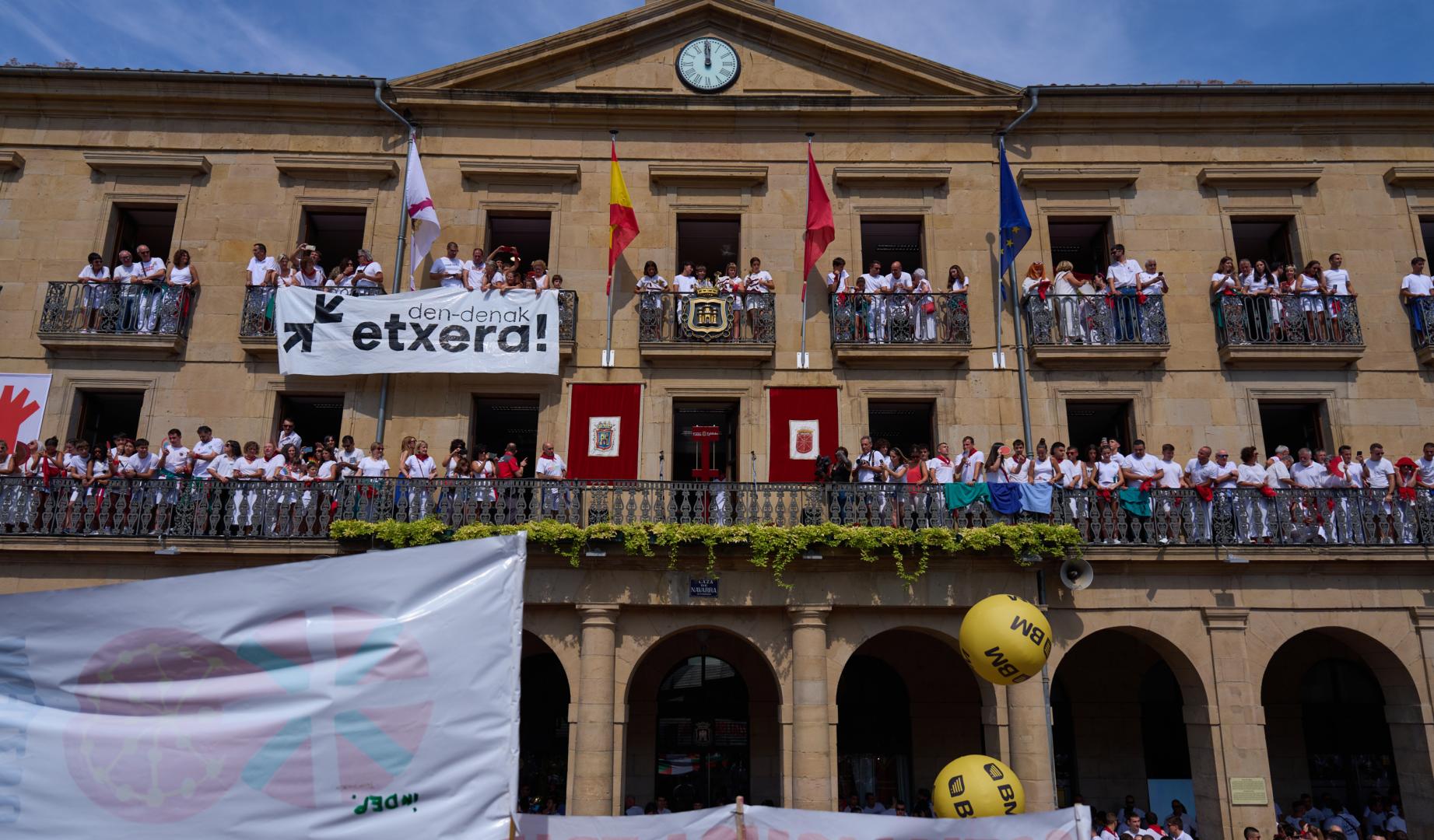 Pancarta en favor de los presos en el balcón del ayuntamiento de Tafalla, una de las denuncias de Covite