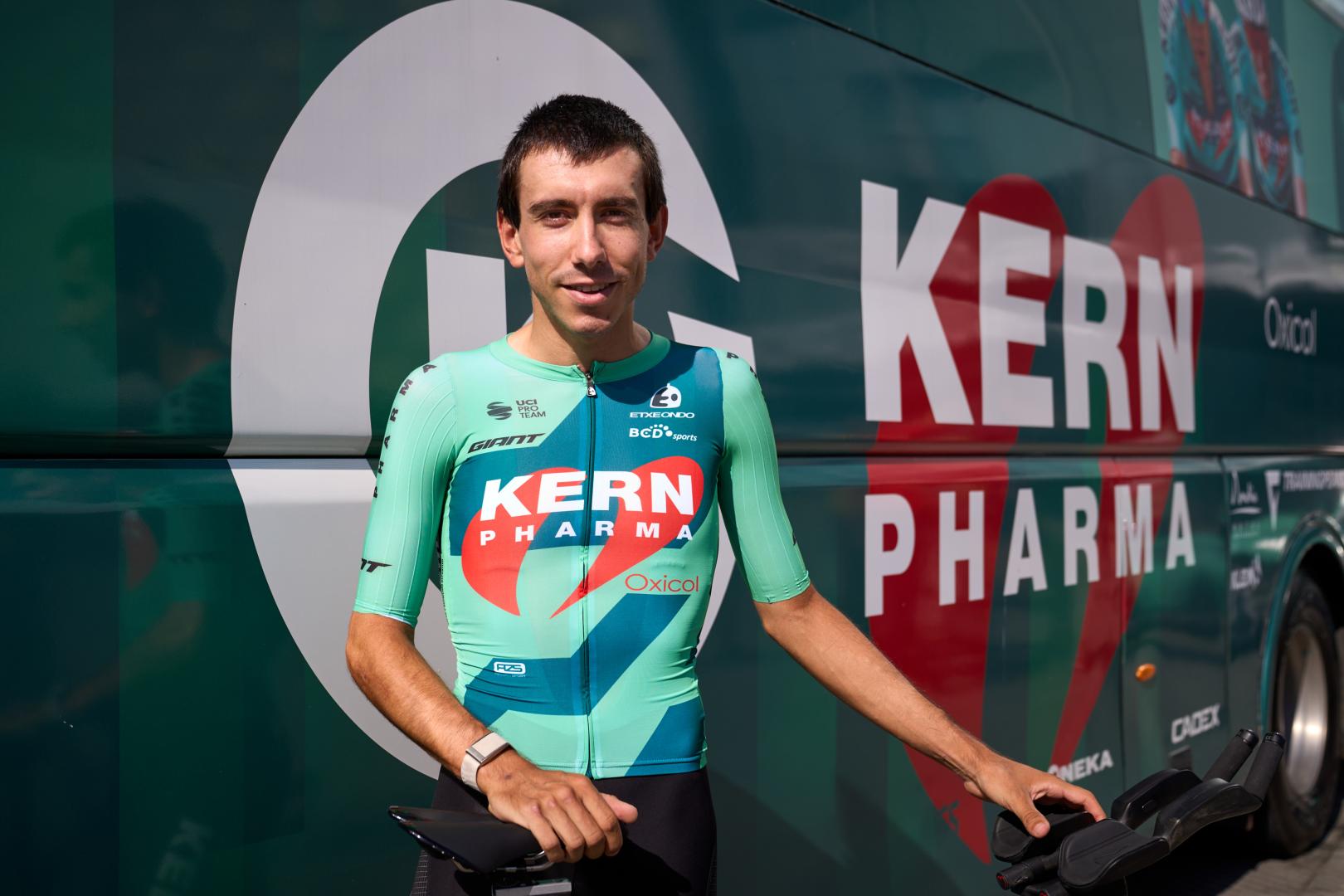 El ciclista de Barañáin Diego Uriarte, junto al autobús del Kern Pharma el martes, antes de salir hacia Mónaco para disputar la Vuelta