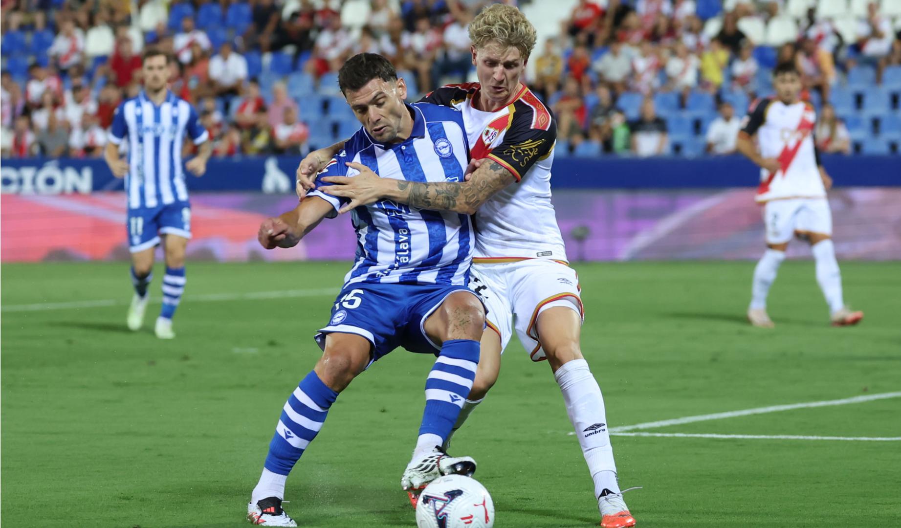 El defensa del Rayo Pelayo Fernández (d) lucha con Lucas Boyé, del Alavés, durante el partido de la segunda jornada de LaLiga que Rayo Vallecano y Deportivo Alavés disputan este jueves en el estadio de Butarque.