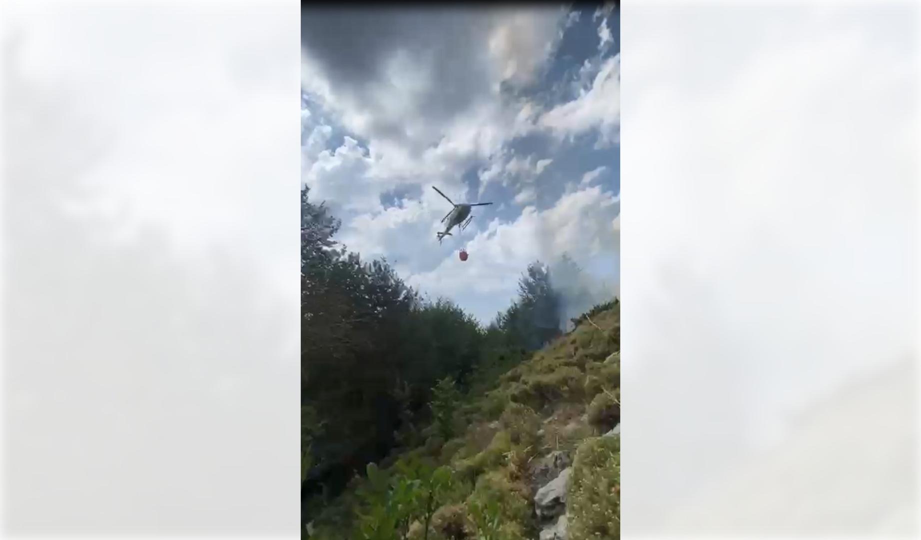 Así trabajando los bomberos desde dentro del incendio de Urzainqui