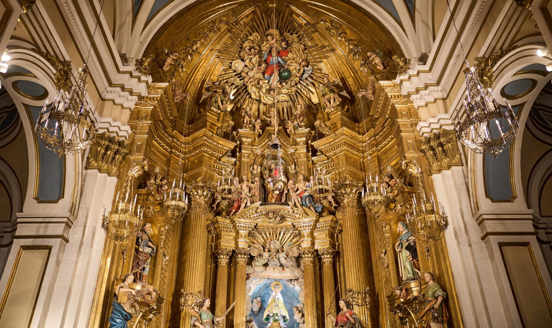 El altar de la capilla de la Virgen del Camino, con la patrona de Pamplona en el centro