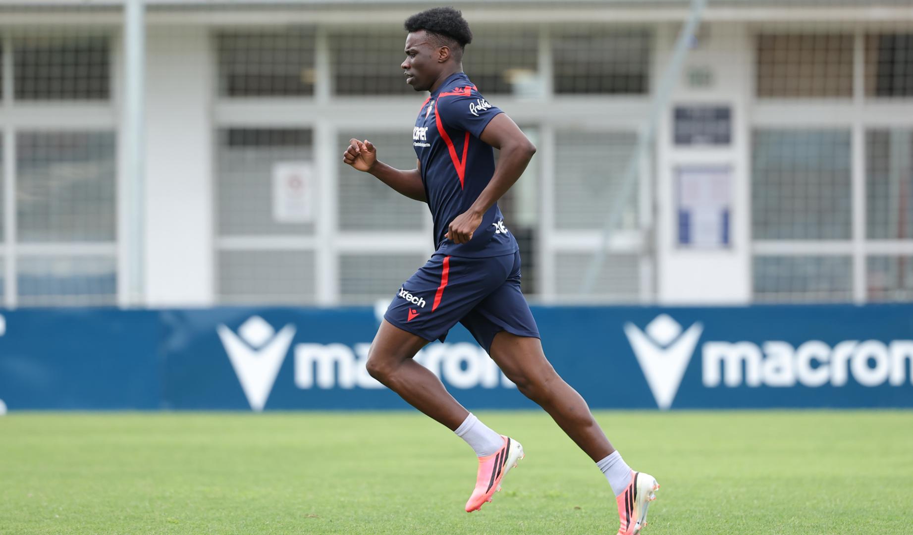 Rockson Yeboah entrena en las instalaciones de Tajonar