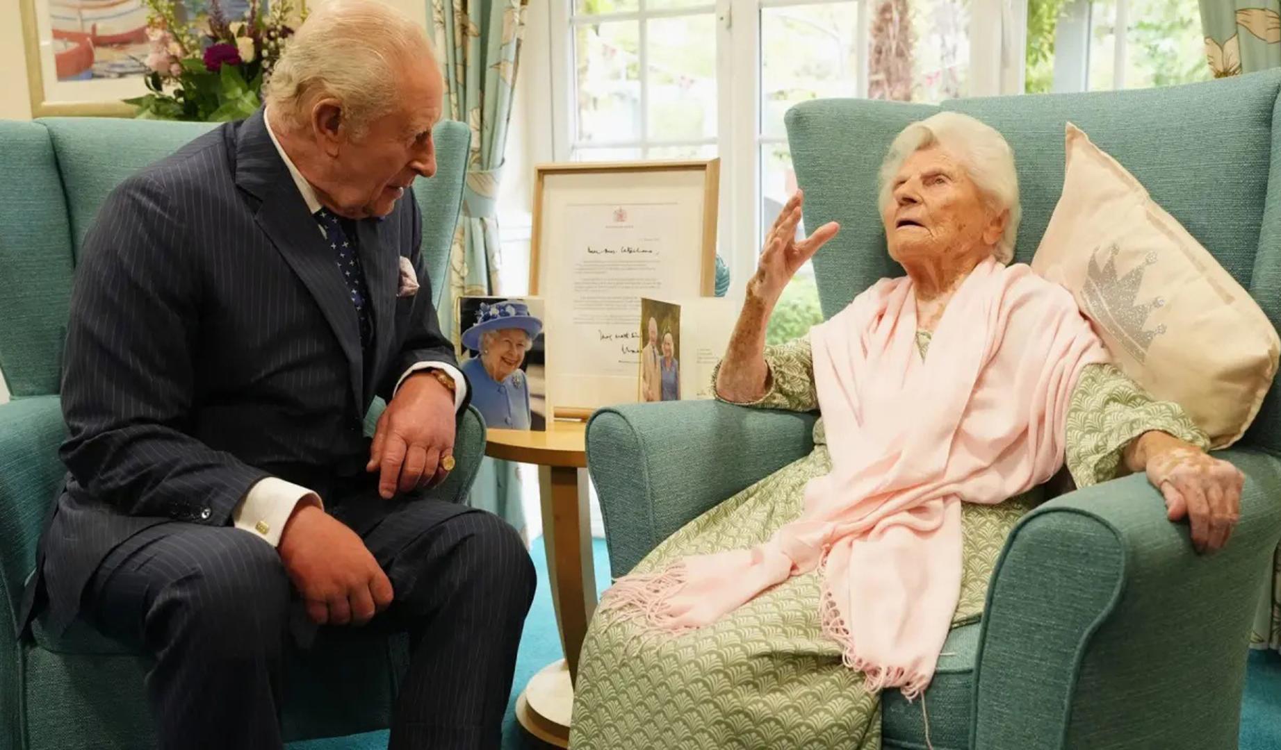 El rey Carlos III de Inglaterra, con Ethel Caterham