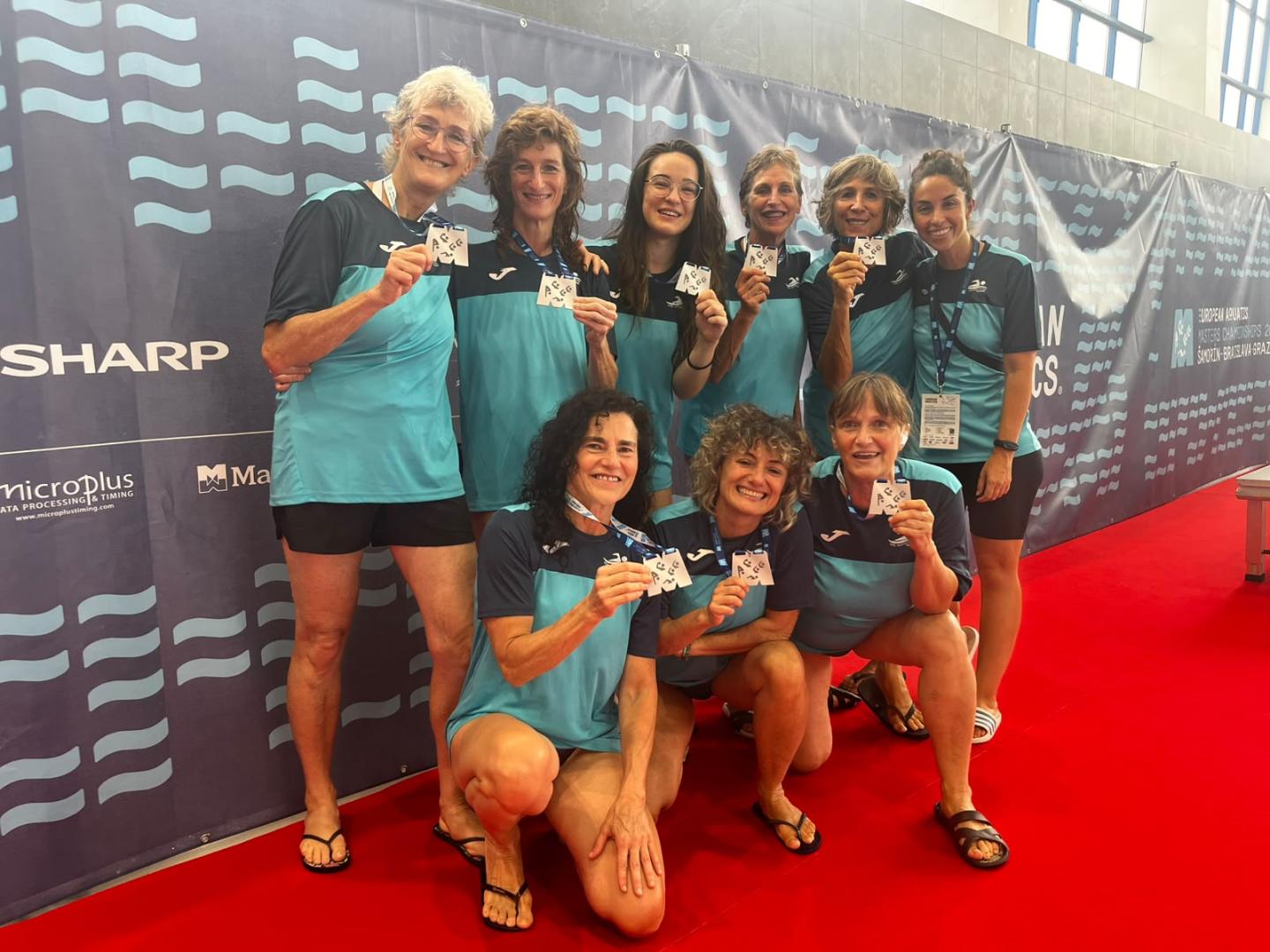 Alicia Otaegui, Nerea Arbiol, Laura Garde, Lola Sarriguren, Irene Aldabe, Anita Bonhomme, Raquel Elizalde, Ana Lana e Isis Mínguez (entrenadora) posan con la medalla de plata