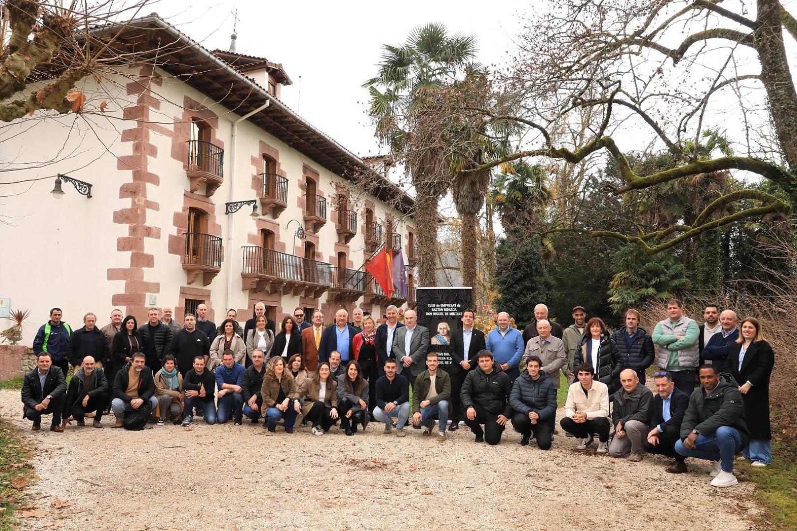 Autoridades forales y locales, así como miembros de la asociación creada en Baztan-Bidasoa, en la presentación en el Señorío de Bertiz.La presentación de la nueva asociación de empresas de Baztan-Bidasoa se celebró en el Señorío de Bertiz. ZALDUA
