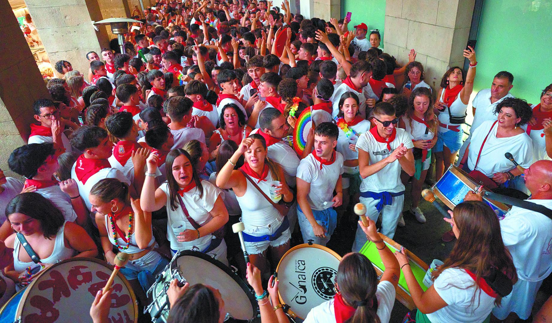 La subida a la Salve en la tarde del primer día festivo fue uno de los actos más multitudinarios