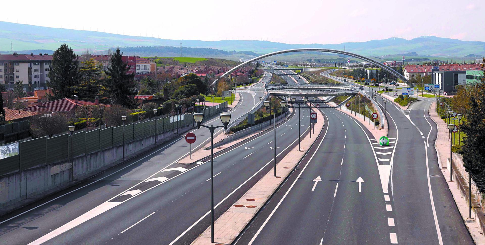 La autovía A-12 a su paso por Zizur Mayor. El ayuntamiento proyecta cubrir un tramo entre el arco y el siguiente puente