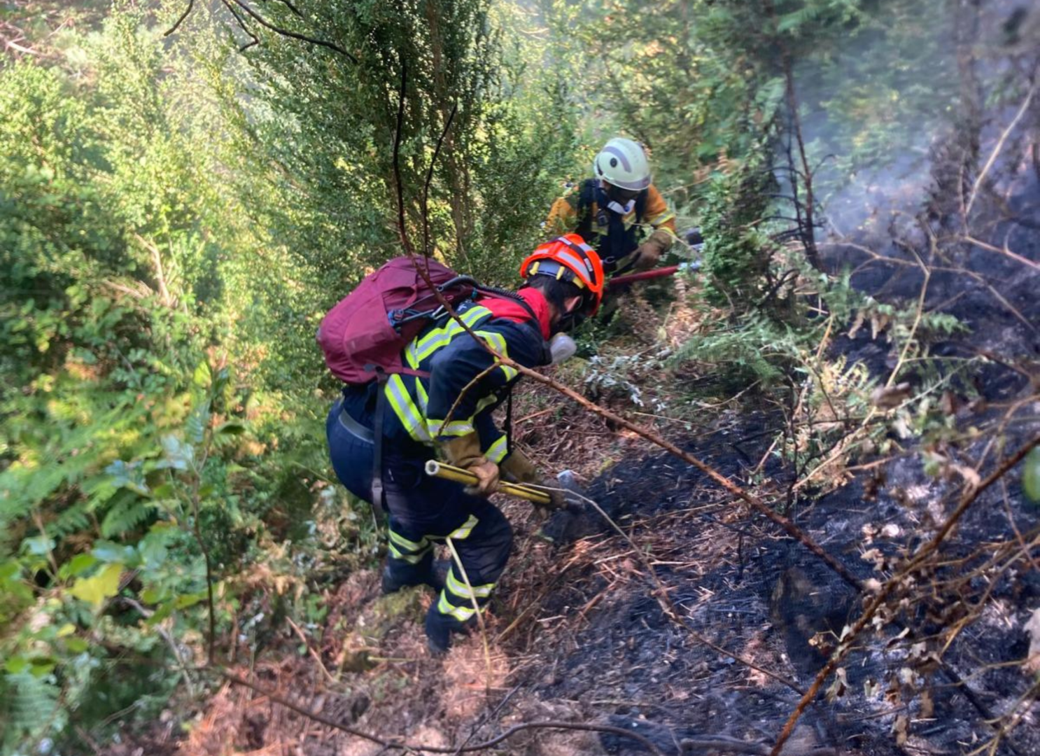 Dos efectivos del despliegue en el incendio de Urzainqui