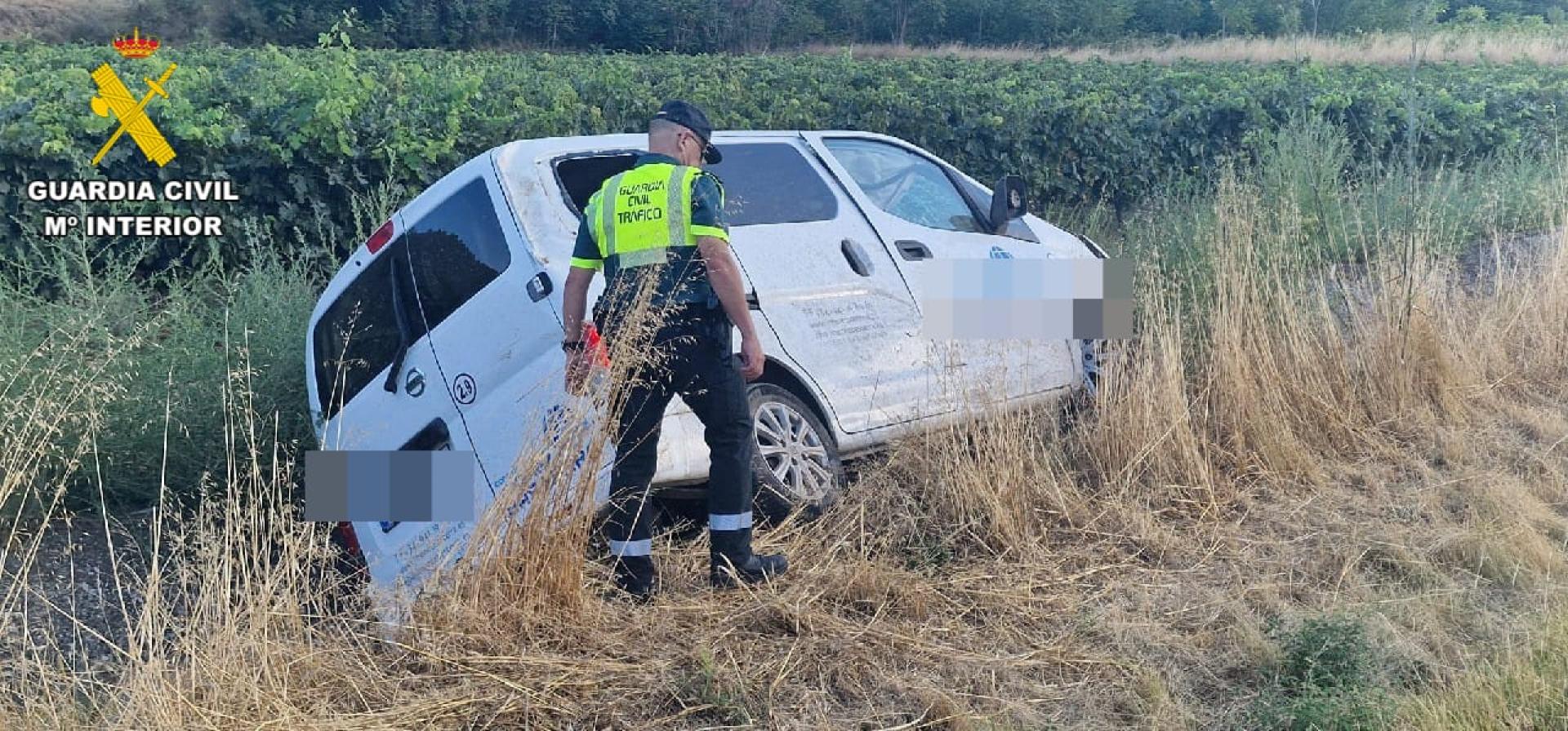 Imagen de la furgoneta en la que viajaba el herido tras salirse de la via en Fitero