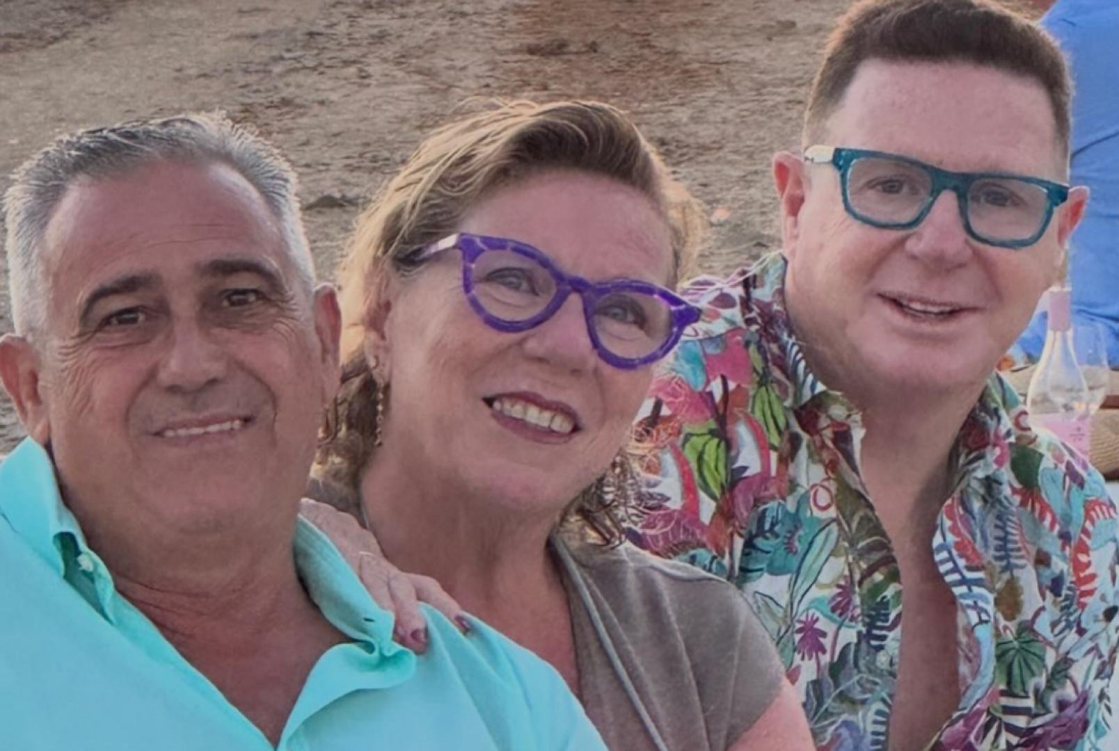 Jorge Cadaval, con su hermana Maite y su cuñado Alberto, en la fotografía que ha publicado en Instagram junto a su texto de recuerdo